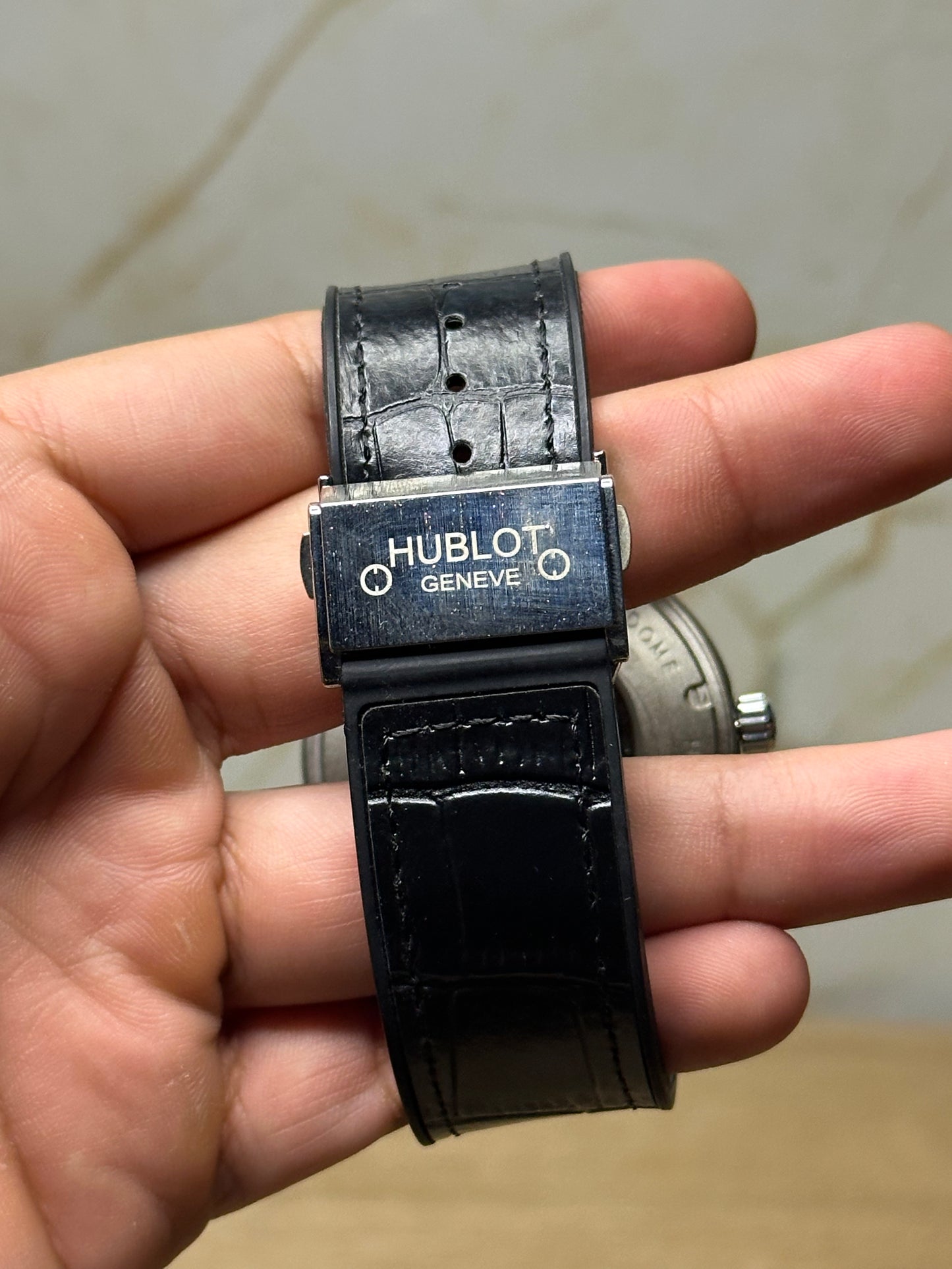 Reloj hublot automático corazón abierto fondo negro bisel plateado pulsera de cuero