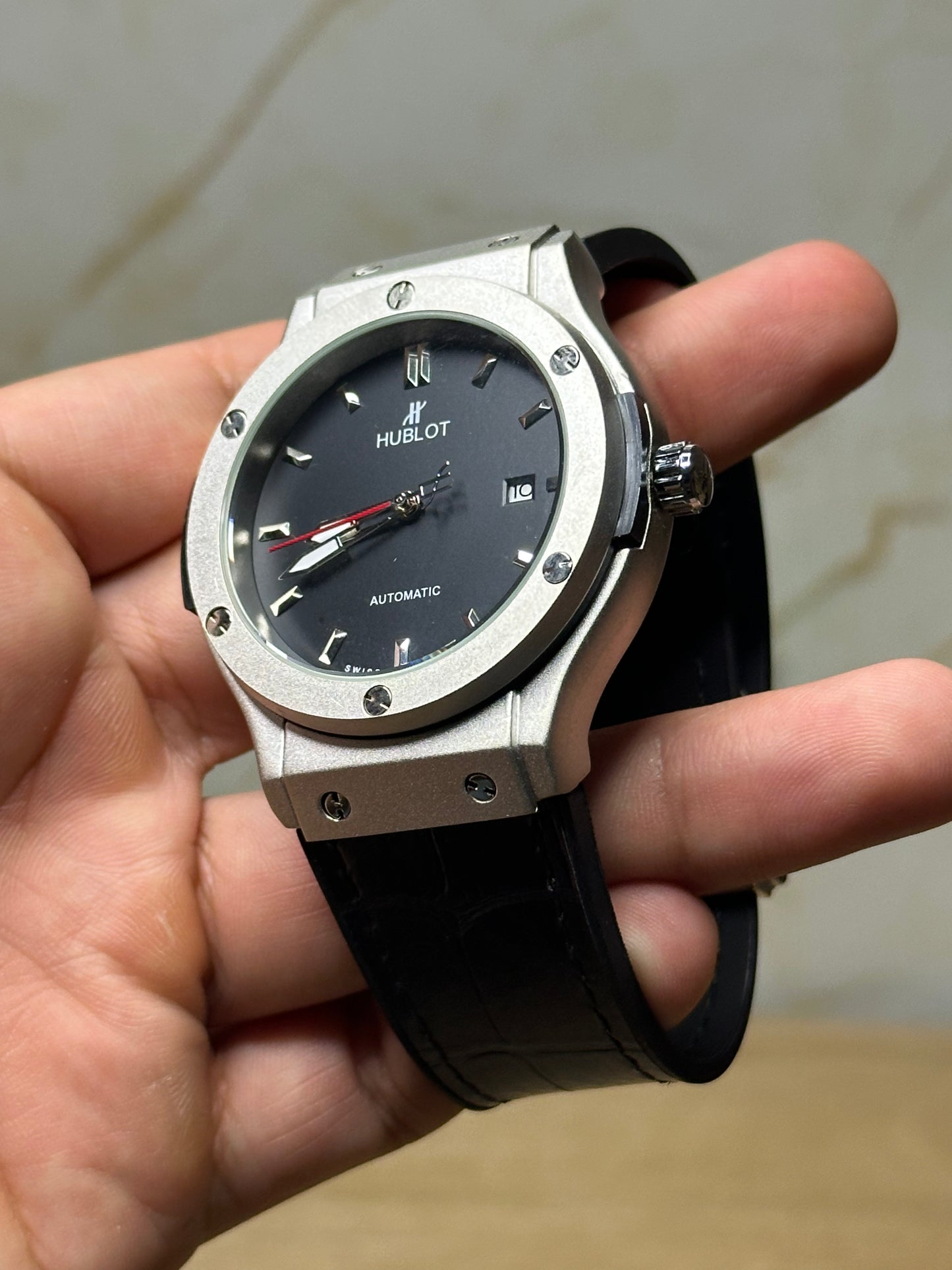 Reloj hublot automático corazón abierto fondo negro bisel plateado pulsera de cuero