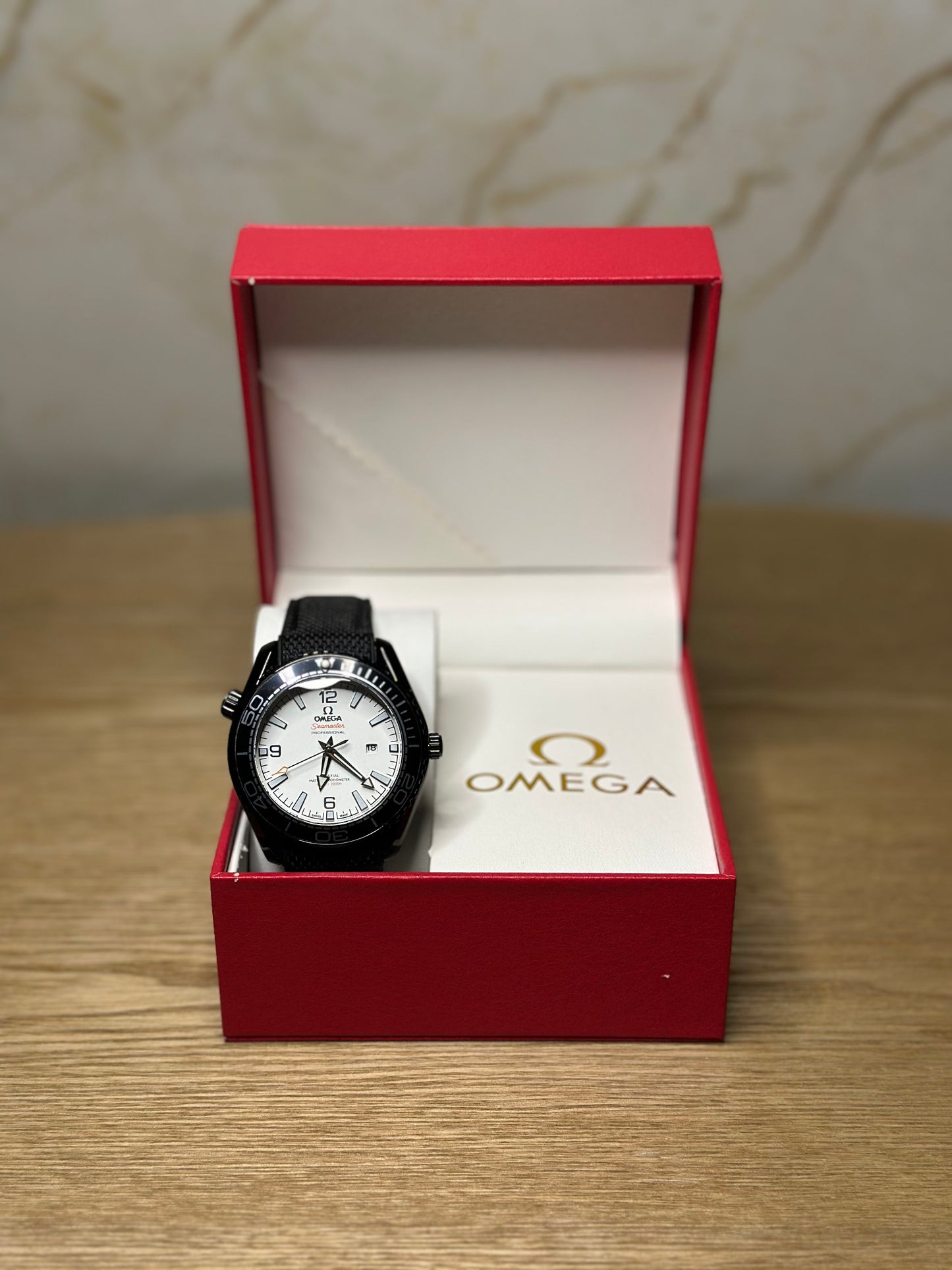 Omega Seamaster Planet Ocean AUTOMATICO fondo negro bisel negro