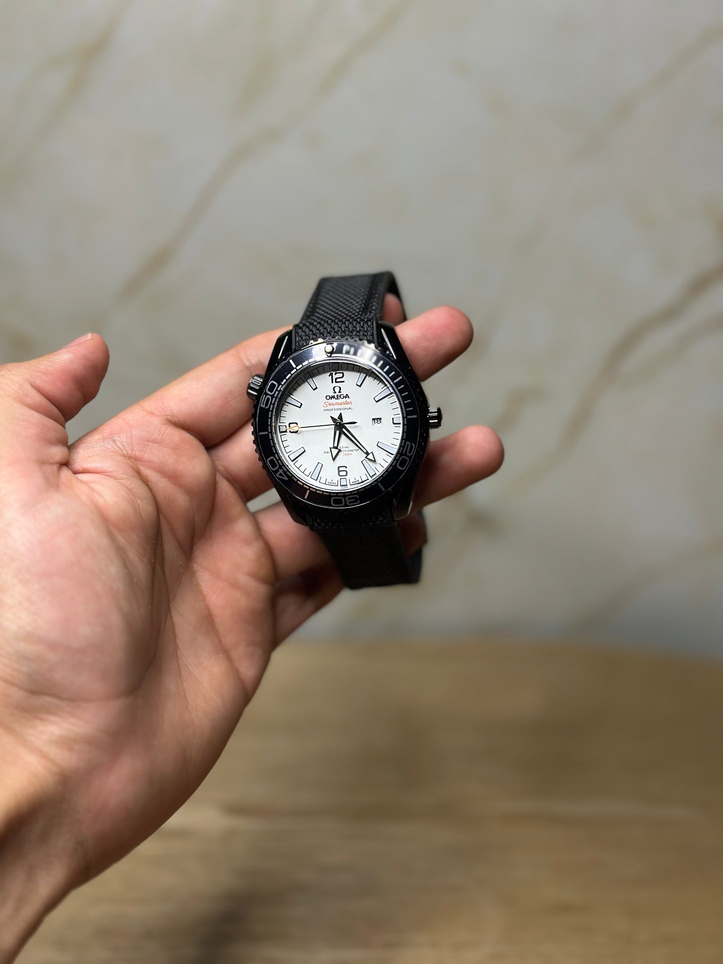 Omega Seamaster Planet Ocean AUTOMATICO fondo negro bisel negro