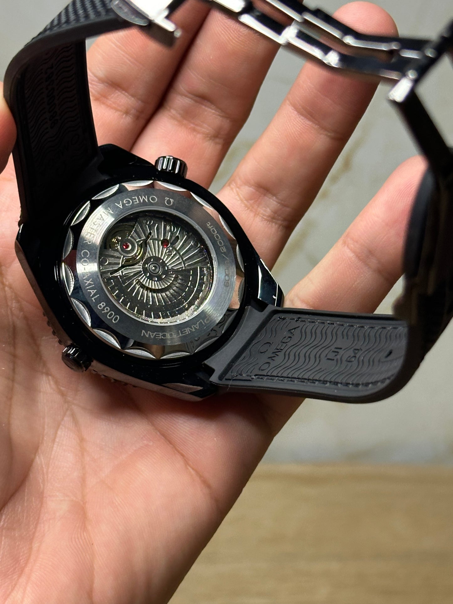 Omega Seamaster Planet Ocean AUTOMATICO fondo negro bisel negro