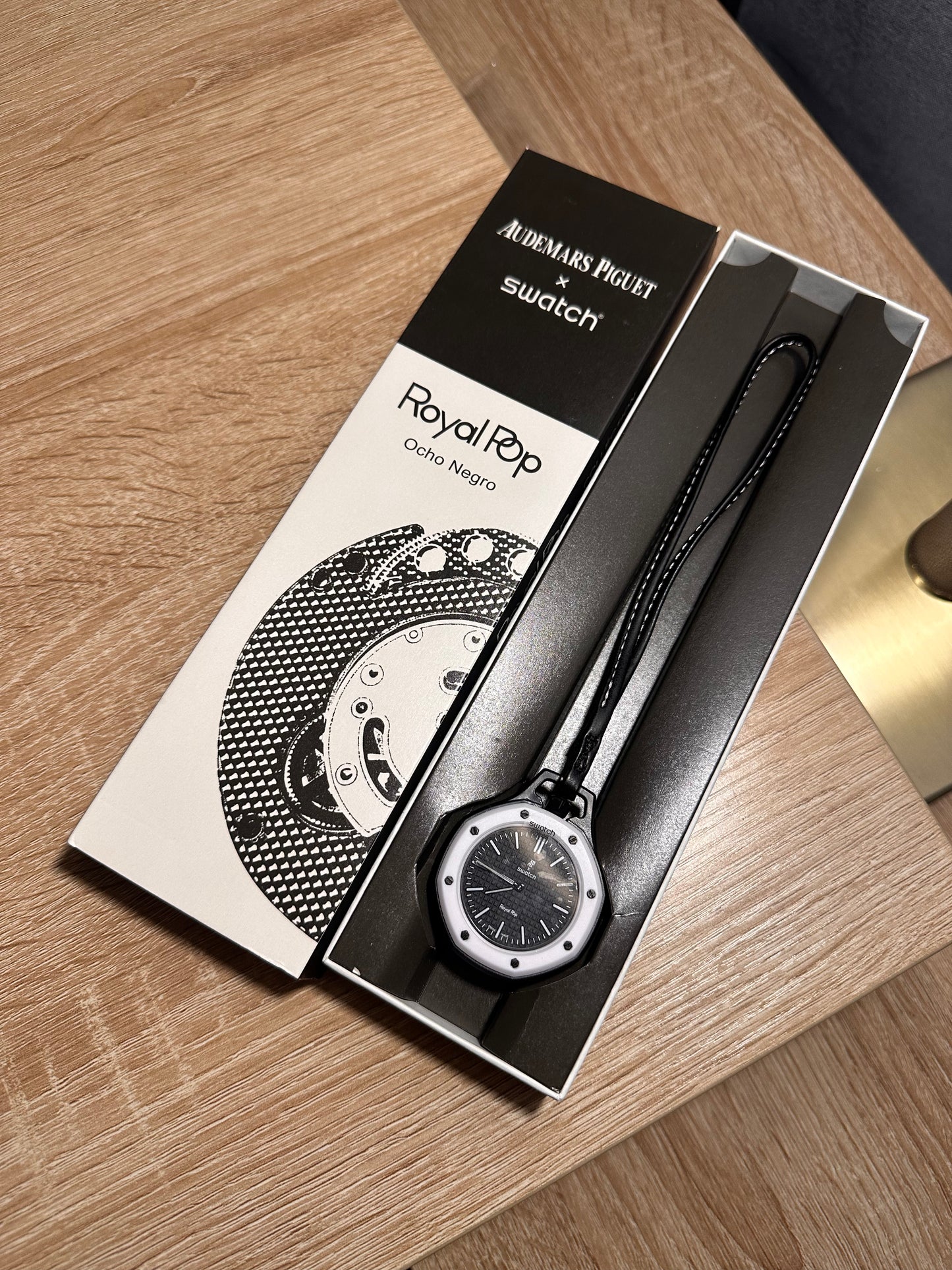 ROYAL POP AP X SWATCH OCHO NEGRO