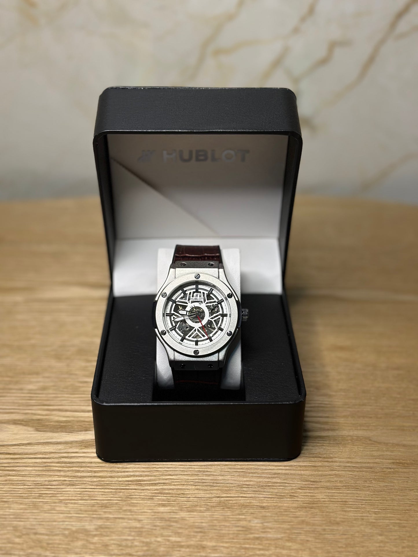 Reloj hublot automático corazón abierto fondo blanco bisel plateado pulsera de cuero