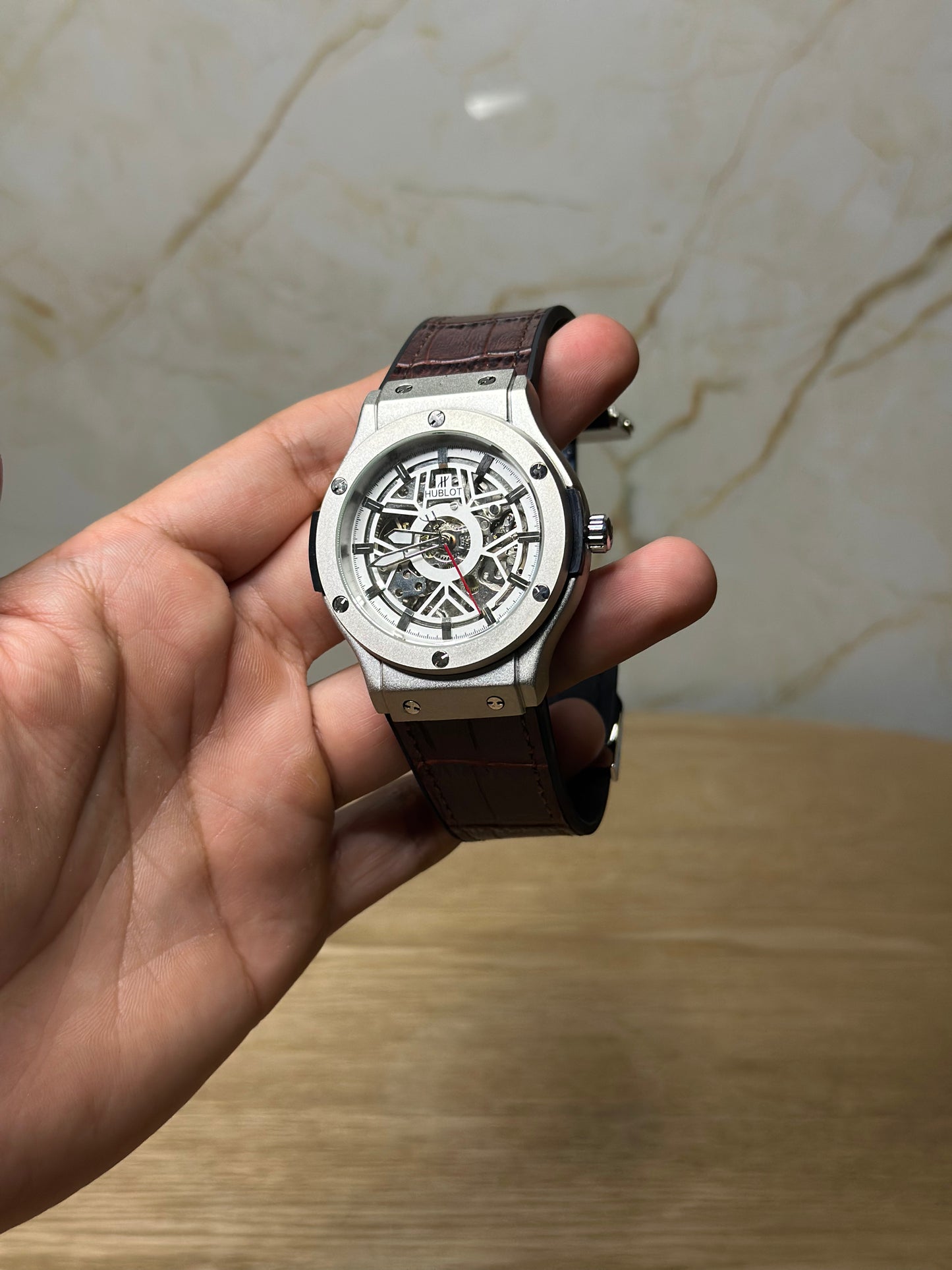 Reloj hublot automático corazón abierto fondo blanco bisel plateado pulsera de cuero