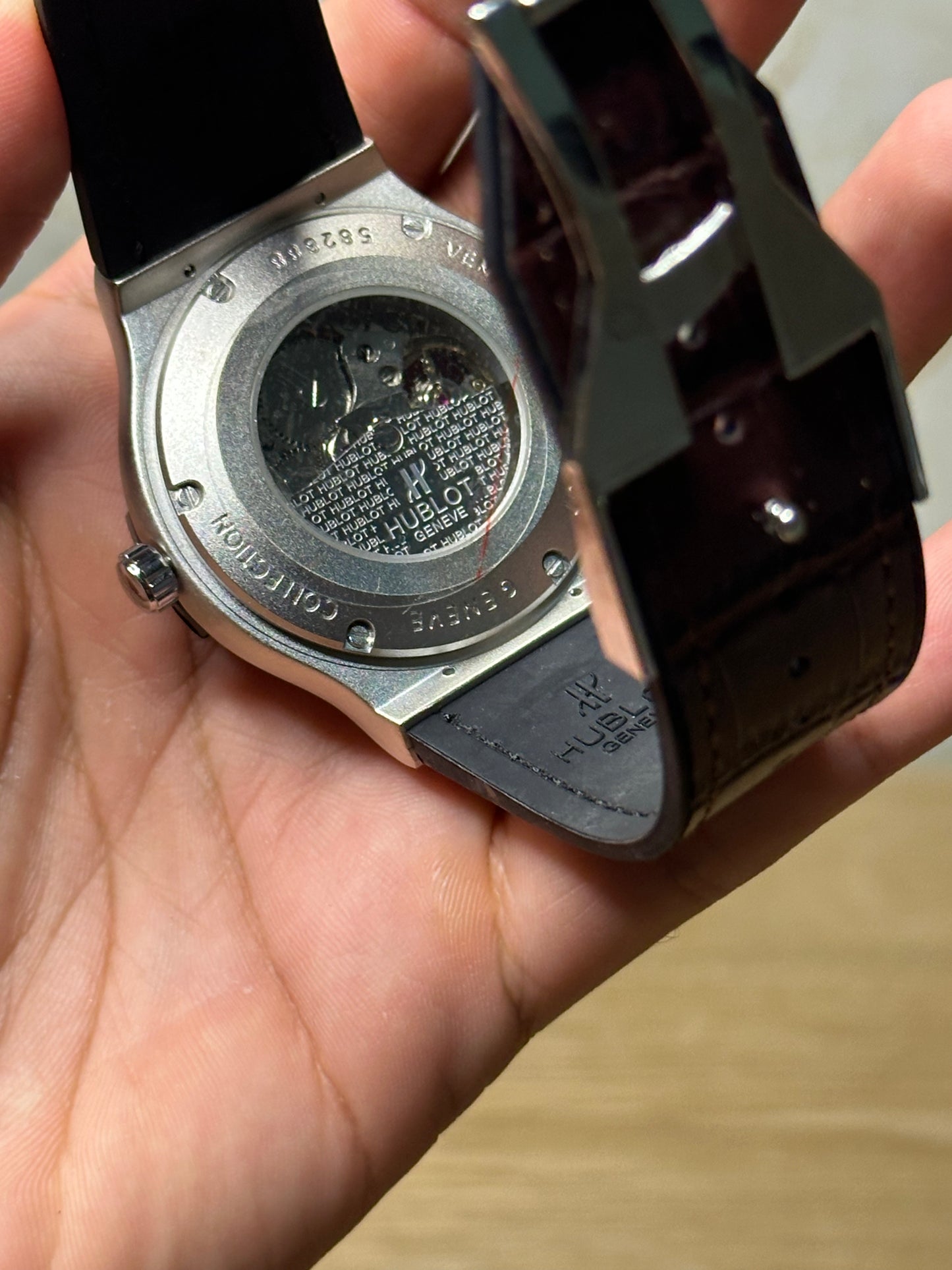 Reloj hublot automático corazón abierto fondo blanco bisel plateado pulsera de cuero