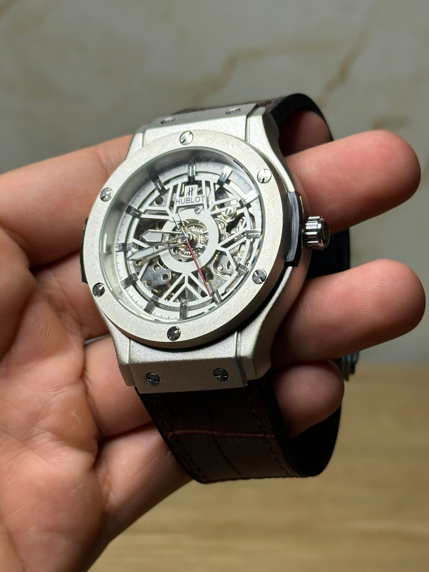 Reloj hublot automático corazón abierto fondo blanco bisel plateado pulsera de cuero