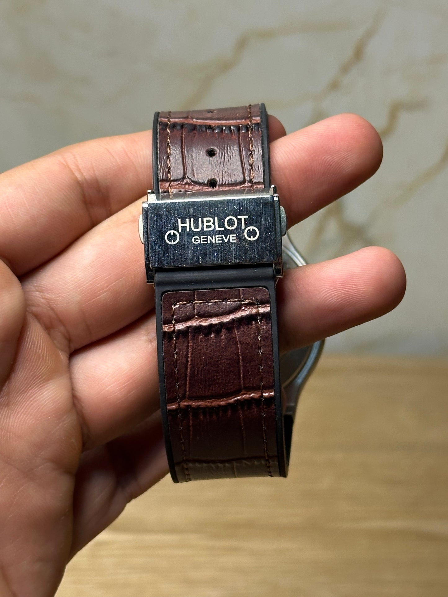 Reloj hublot automático corazón abierto fondo blanco bisel plateado pulsera de cuero