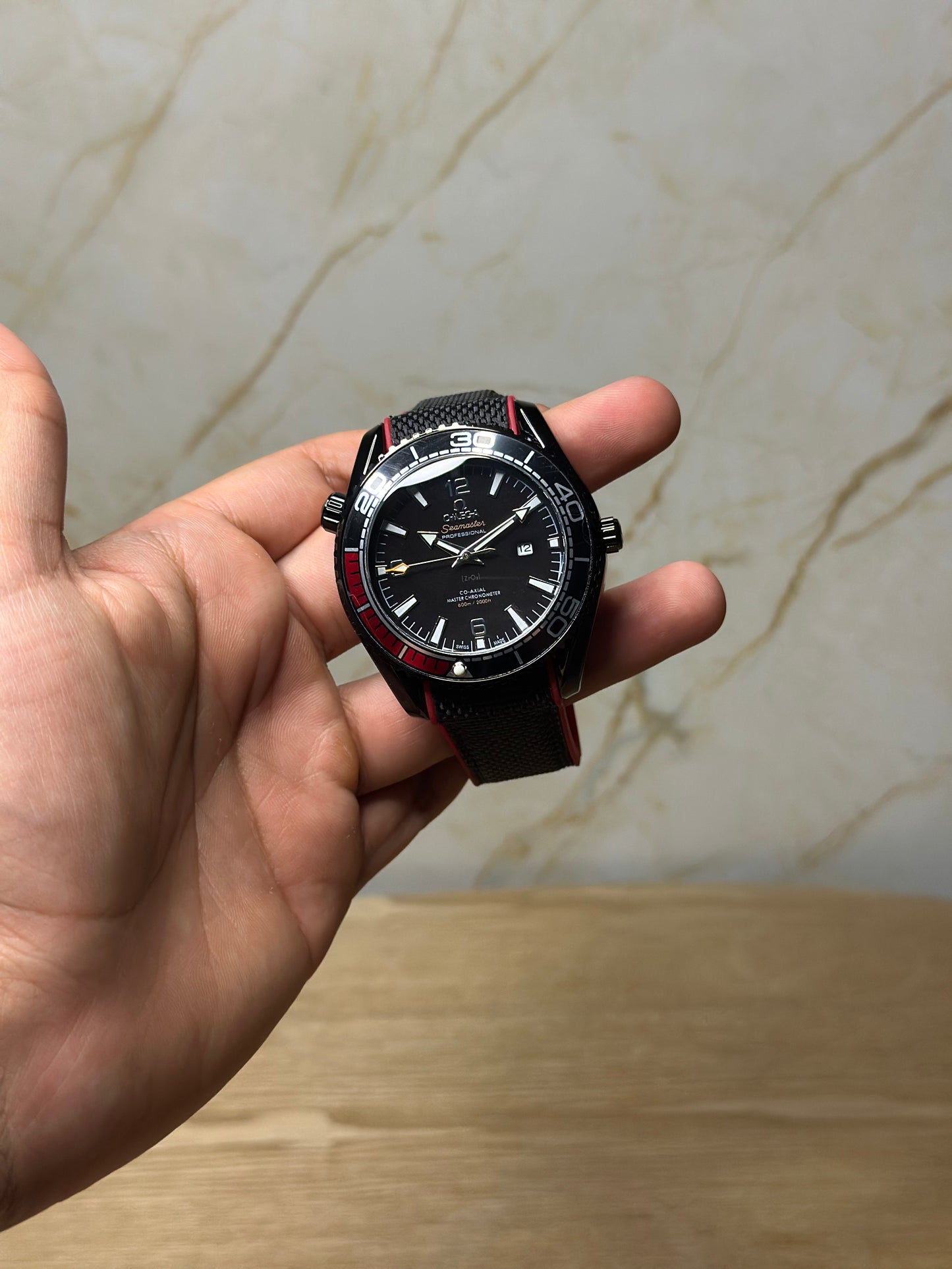 Omega Seamaster Planet Ocean AUTOMATICO fondo negro bisel negro
