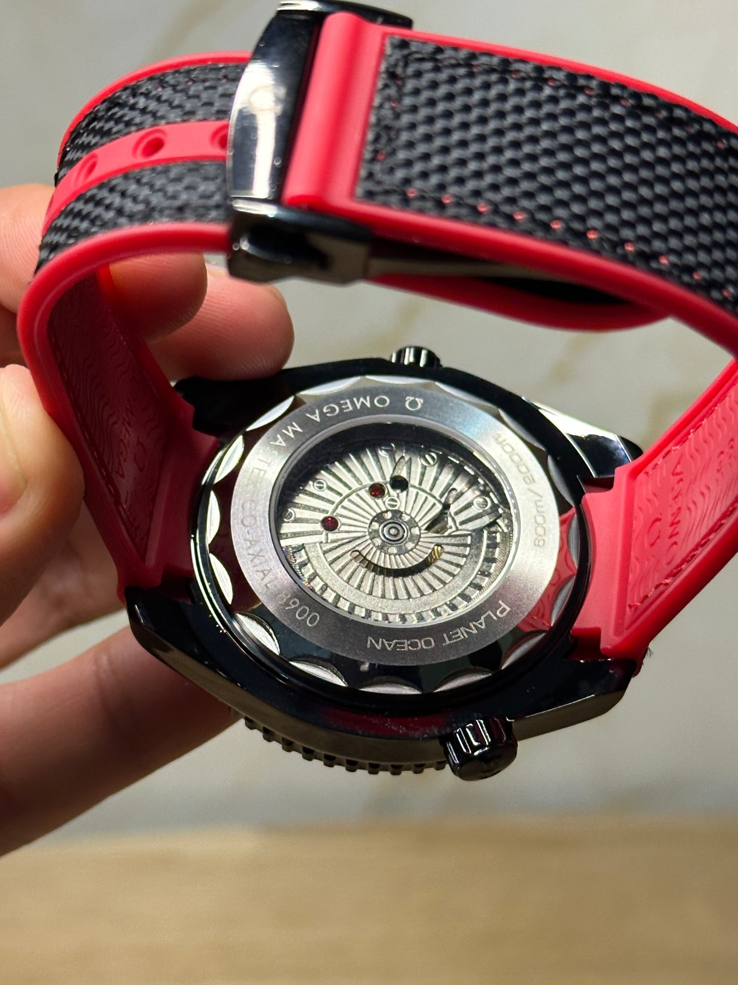 Omega Seamaster Planet Ocean AUTOMATICO fondo negro bisel negro