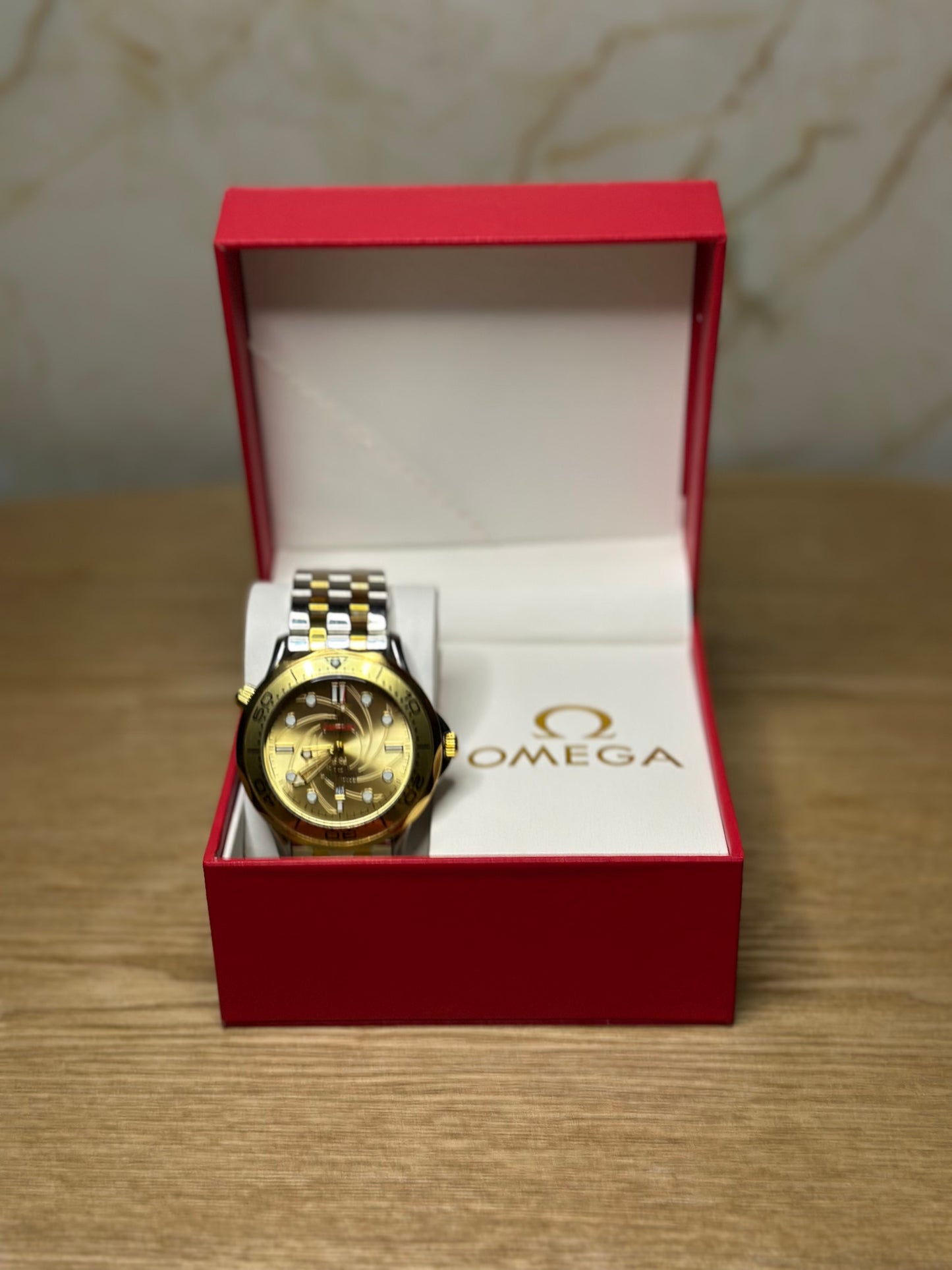 Omega Seamaster Diver AUTOMATICO fondo dorado bisel dorado pulsera metalica
