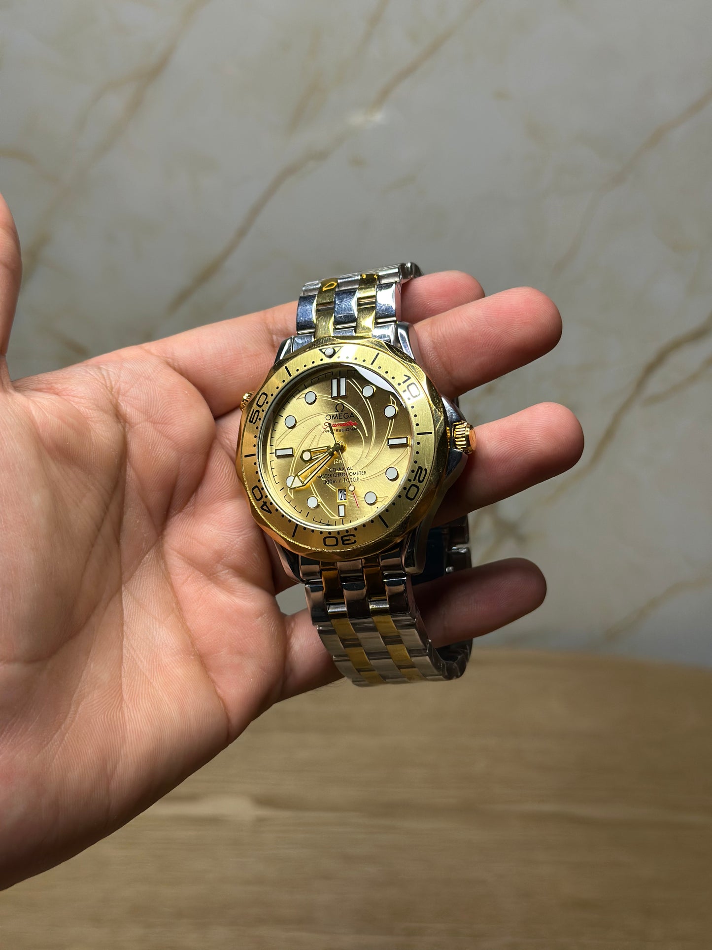 Omega Seamaster Diver AUTOMATICO fondo dorado bisel dorado pulsera metalica