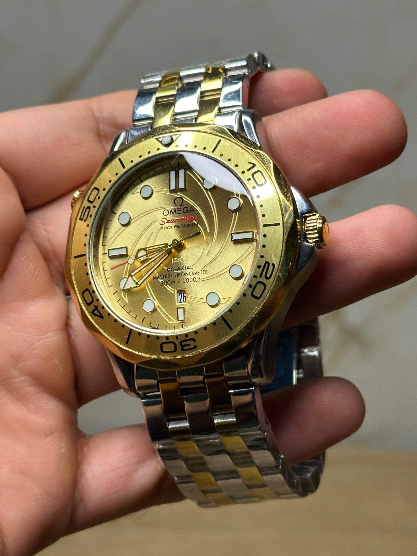 Omega Seamaster Diver AUTOMATICO fondo dorado bisel dorado pulsera metalica