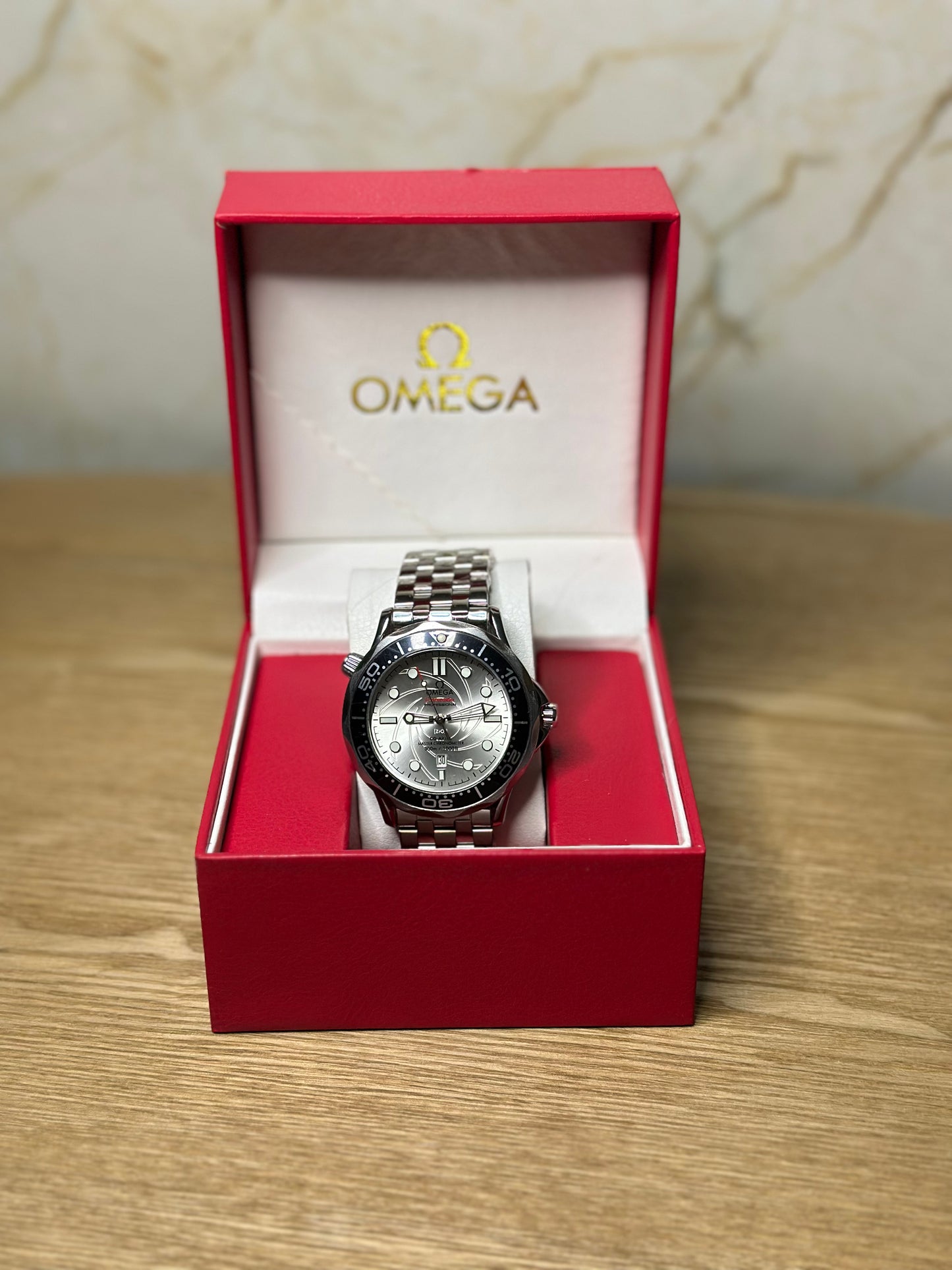 Omega Seamaster Diver AUTOMATICO fondo plateado bisel plateado pulsera metalica