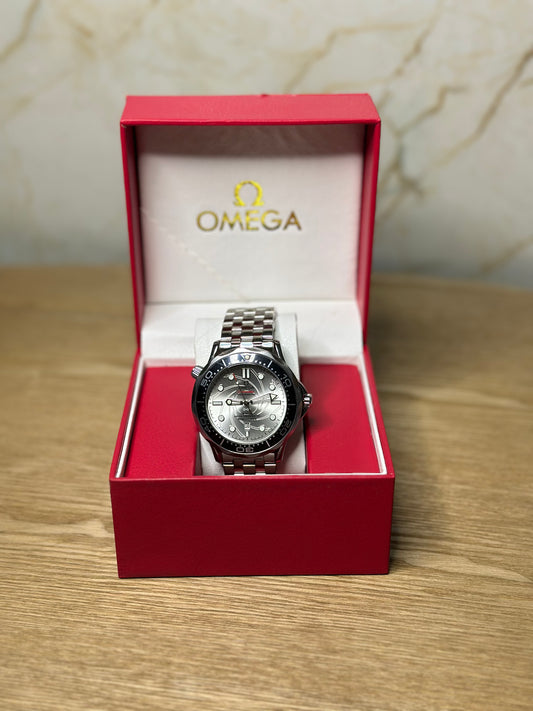 Omega Seamaster Diver AUTOMATICO fondo plateado bisel plateado pulsera metalica