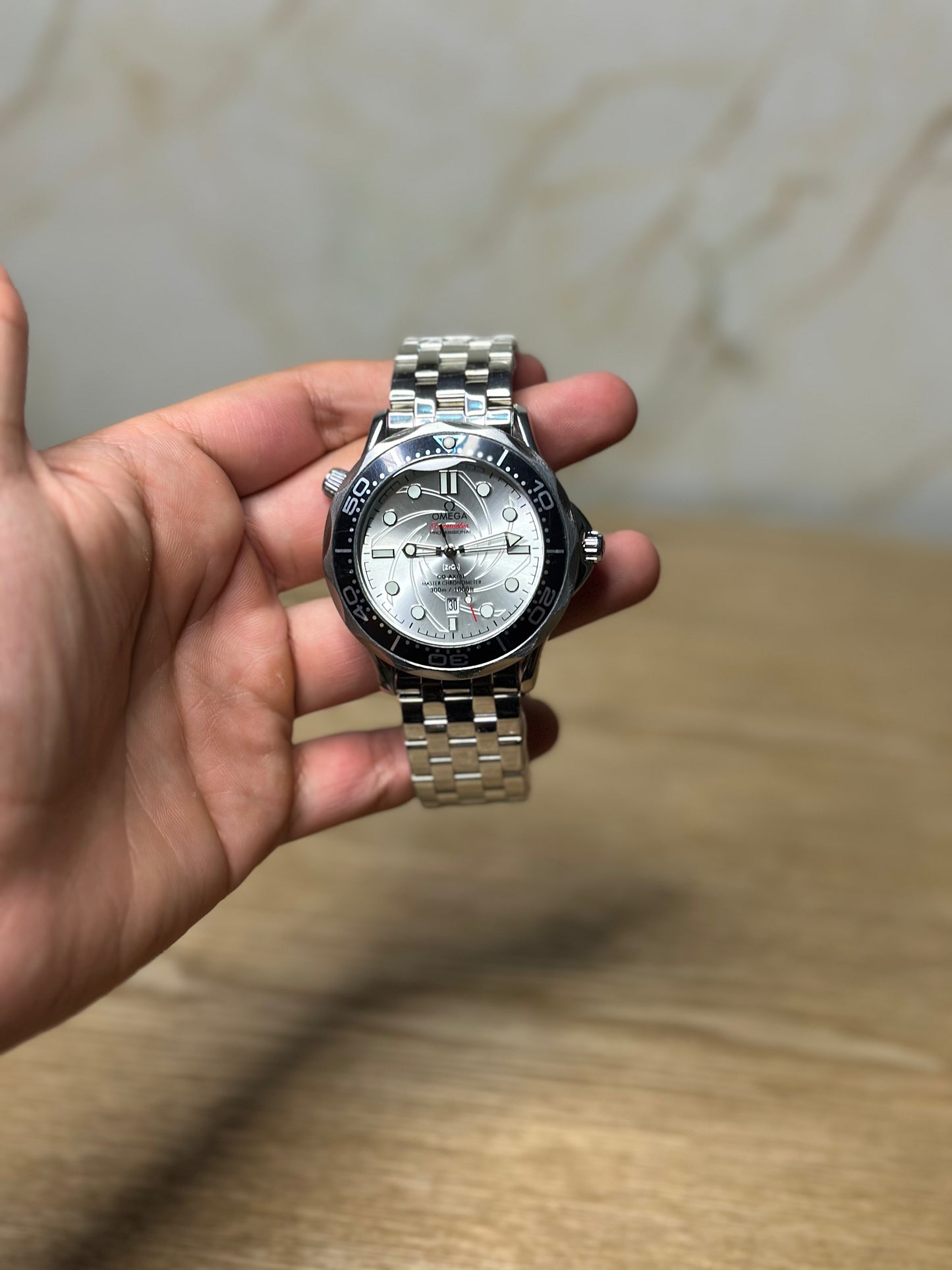 Omega Seamaster Diver AUTOMATICO fondo plateado bisel plateado pulsera metalica