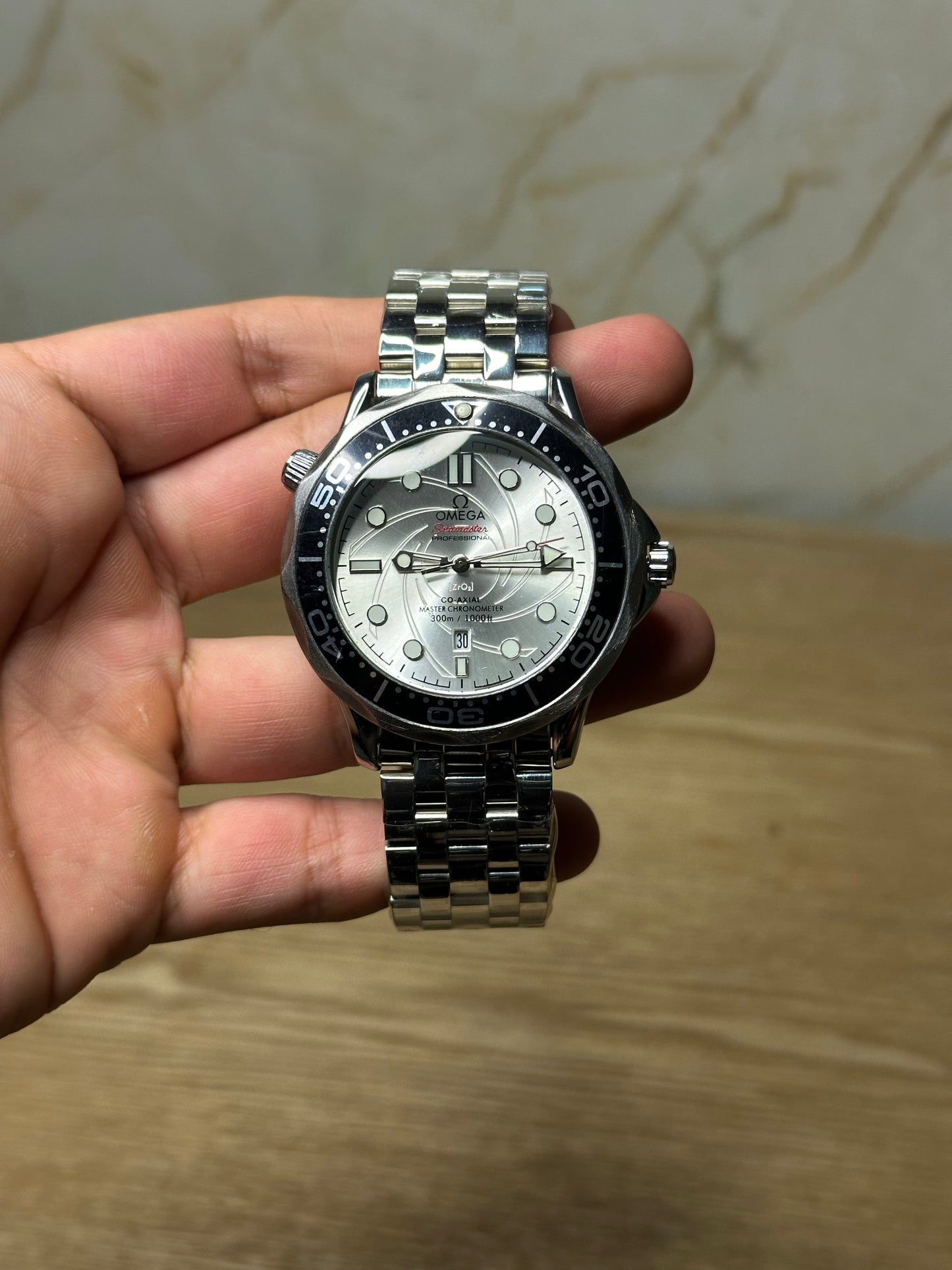 Omega Seamaster Diver AUTOMATICO fondo plateado bisel plateado pulsera metalica