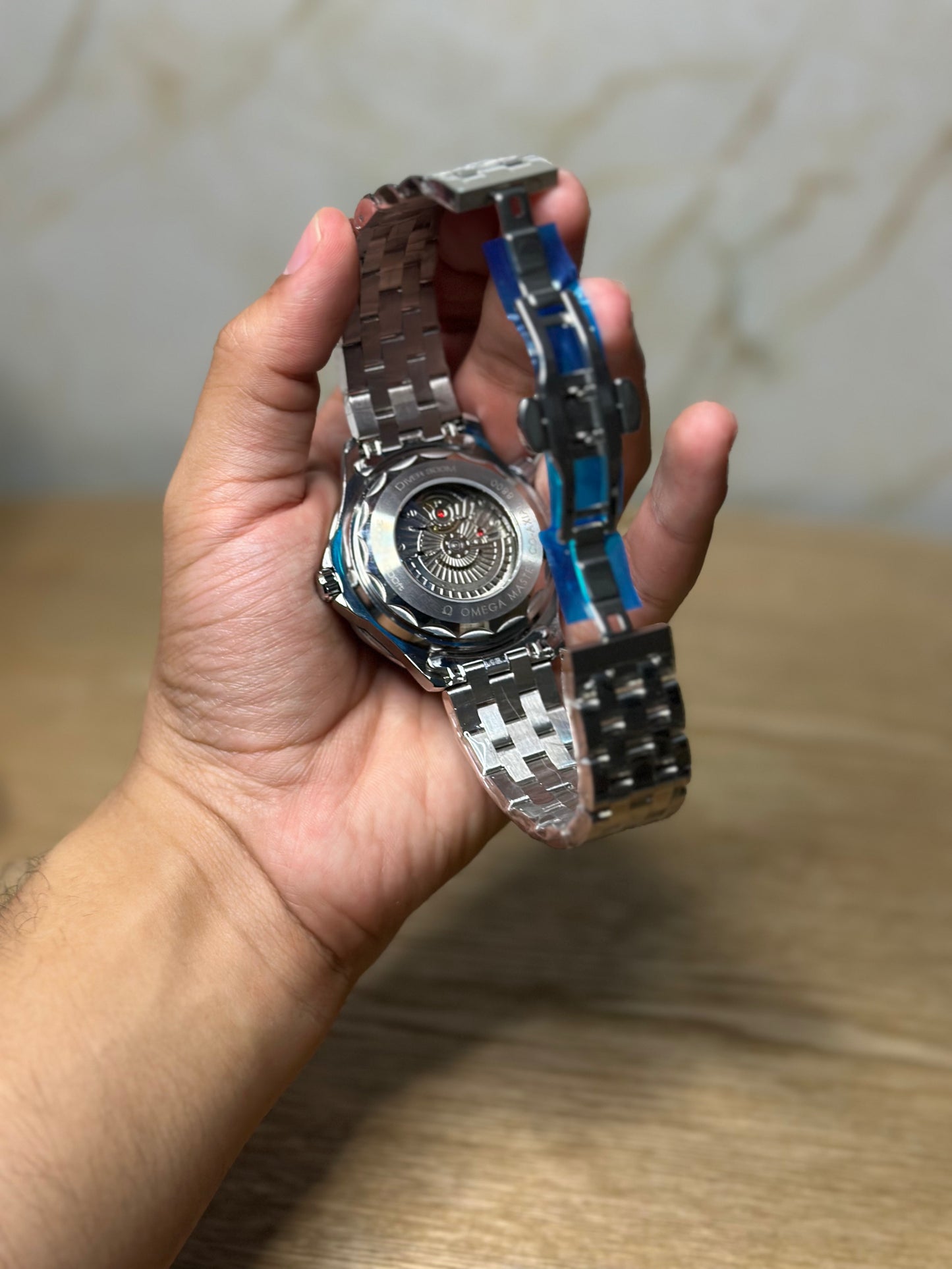 Omega Seamaster Diver AUTOMATICO fondo plateado bisel plateado pulsera metalica