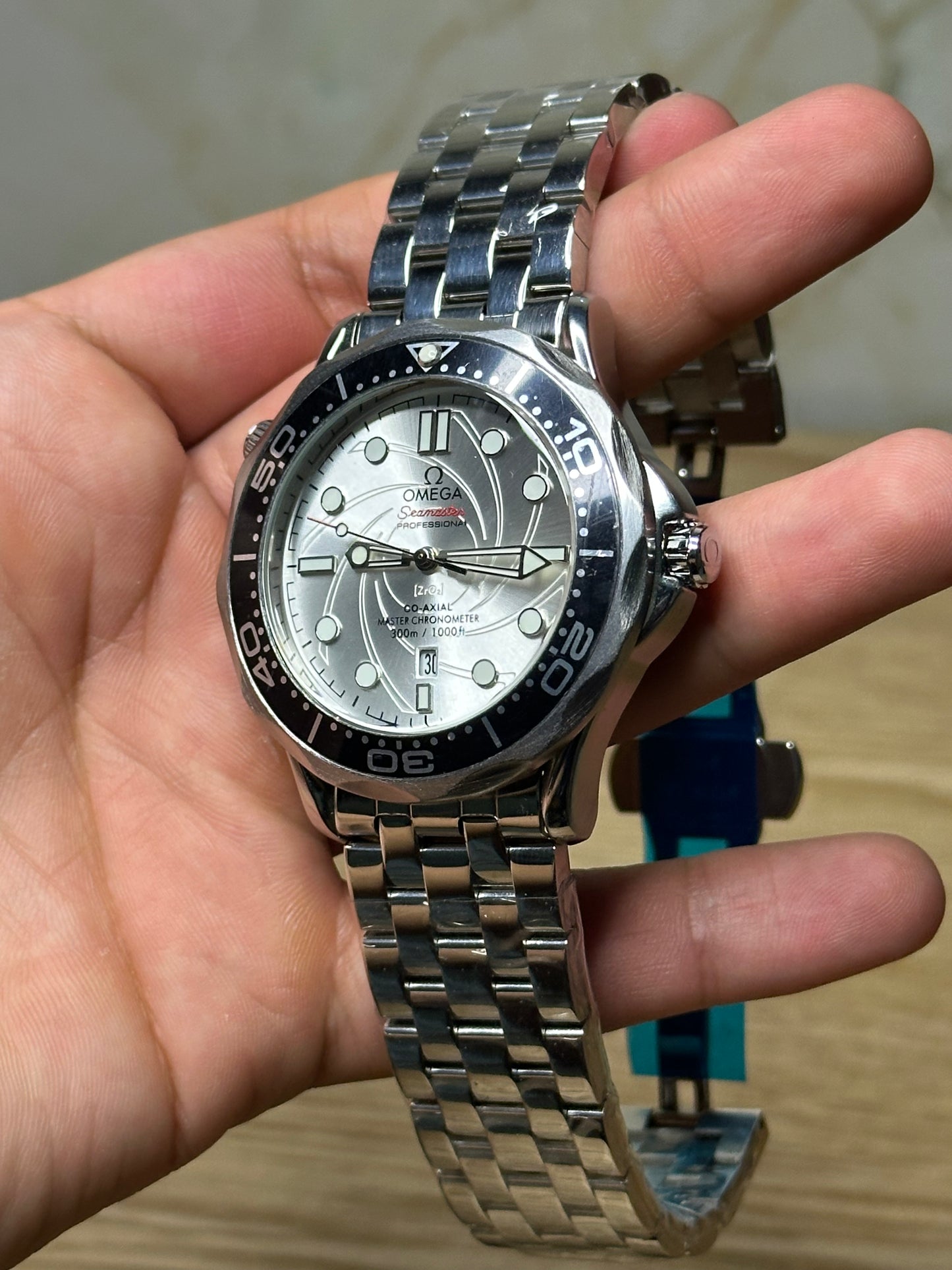 Omega Seamaster Diver AUTOMATICO fondo plateado bisel plateado pulsera metalica
