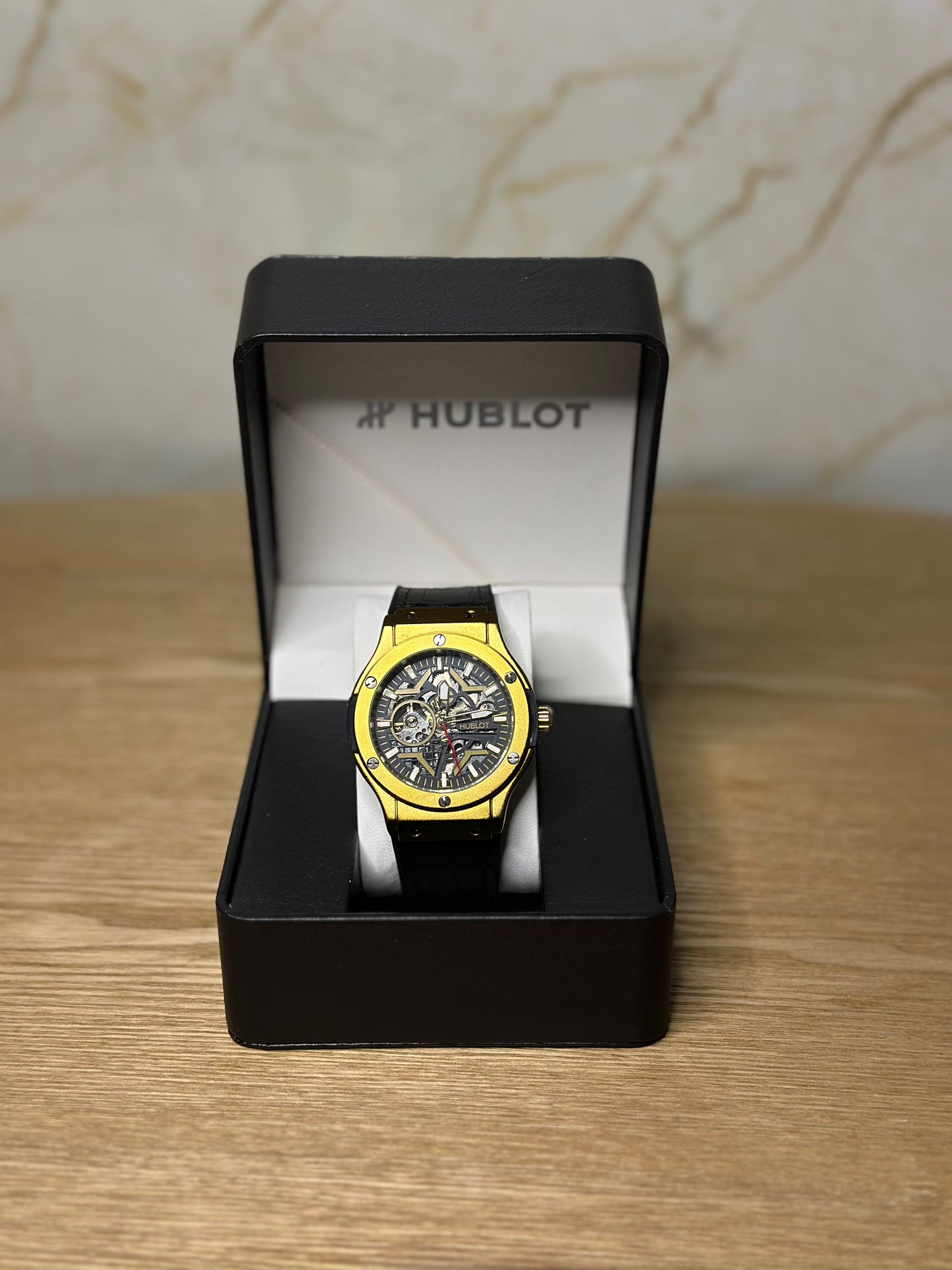 Reloj hublot automático corazón abierto fondo negro bisel dorado pulsera de cuero