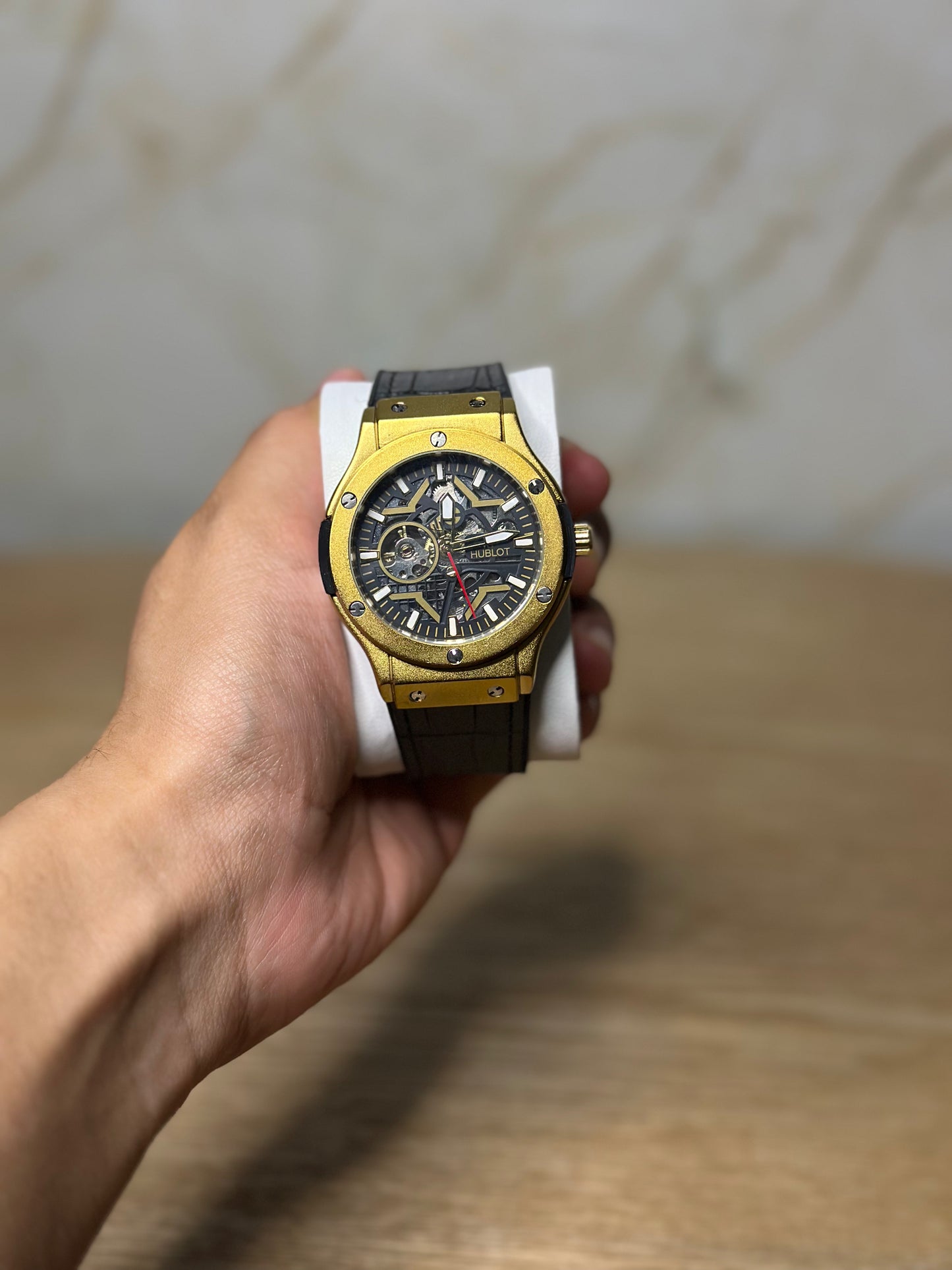 Reloj hublot automático corazón abierto fondo negro bisel dorado pulsera de cuero
