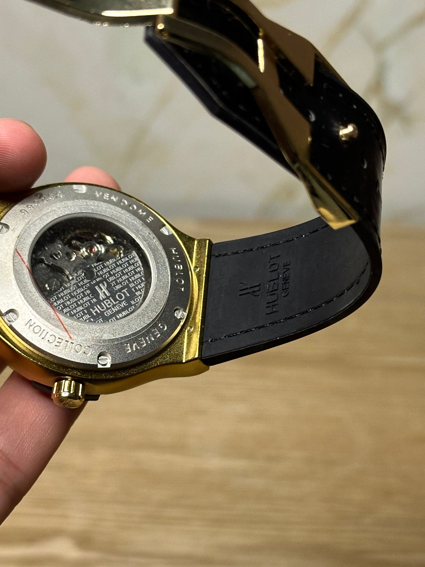 Reloj hublot automático corazón abierto fondo negro bisel dorado pulsera de cuero