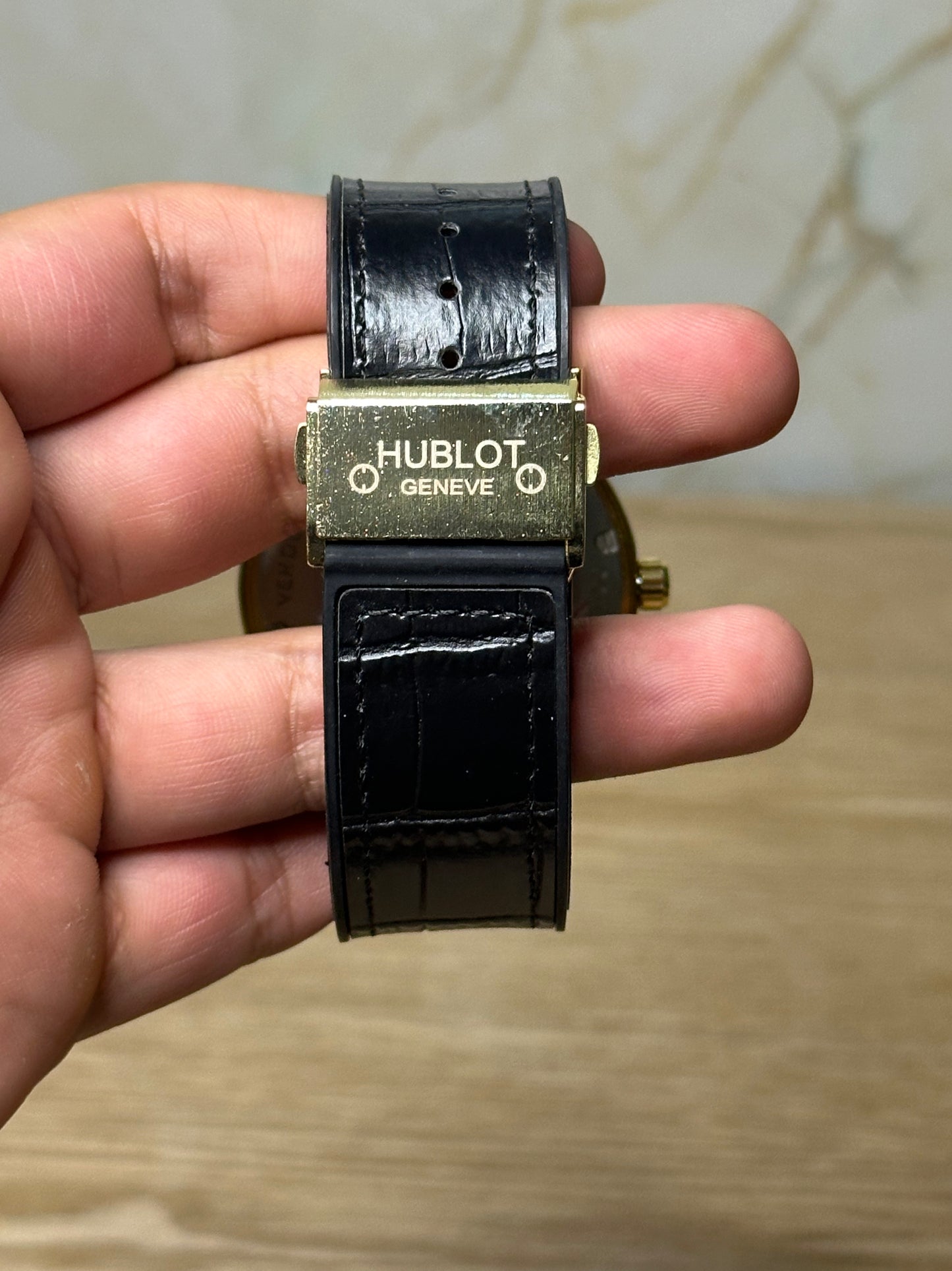 Reloj hublot automático corazón abierto fondo negro bisel dorado pulsera de cuero