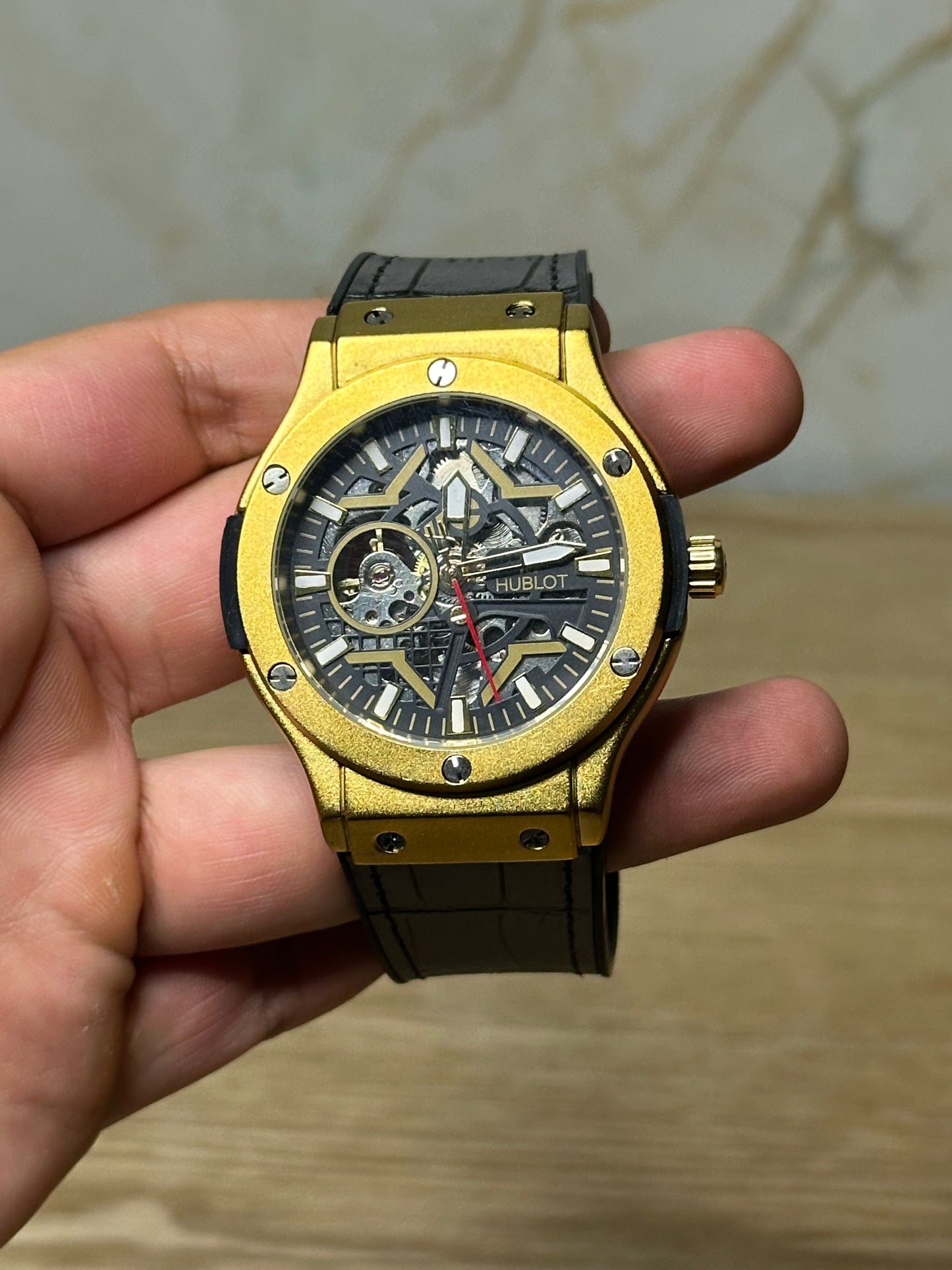 Reloj hublot automático corazón abierto fondo negro bisel dorado pulsera de cuero