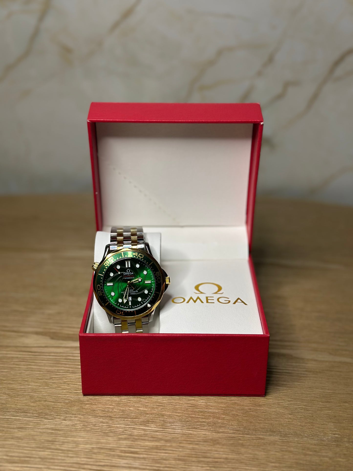 Omega Seamaster Diver AUTOMATICO fondo verde bisel dorado pulsera metalica