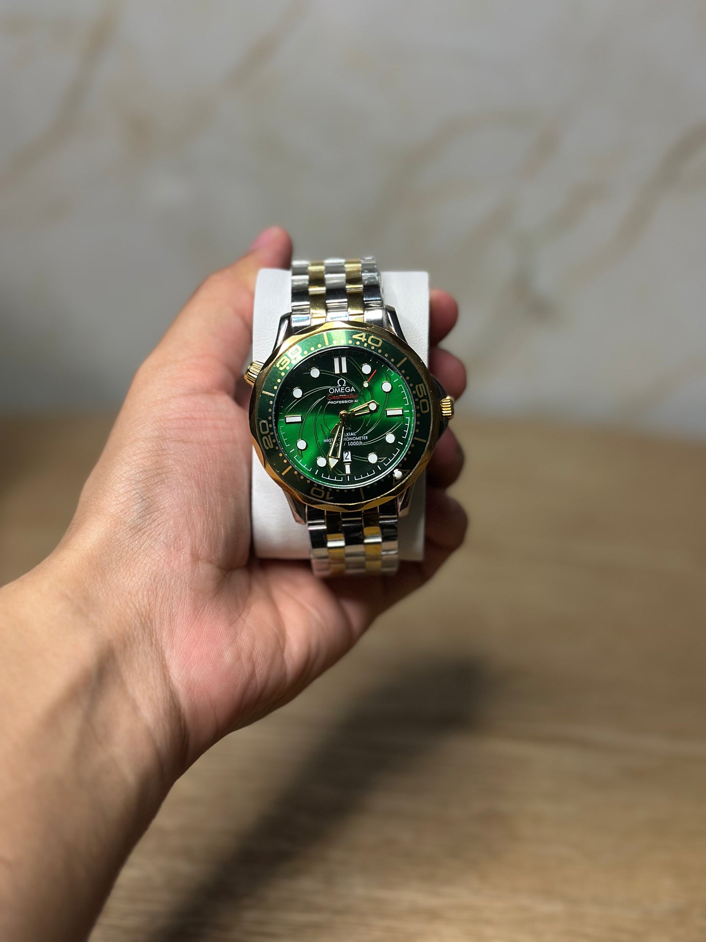 Omega Seamaster Diver AUTOMATICO fondo verde bisel dorado pulsera metalica