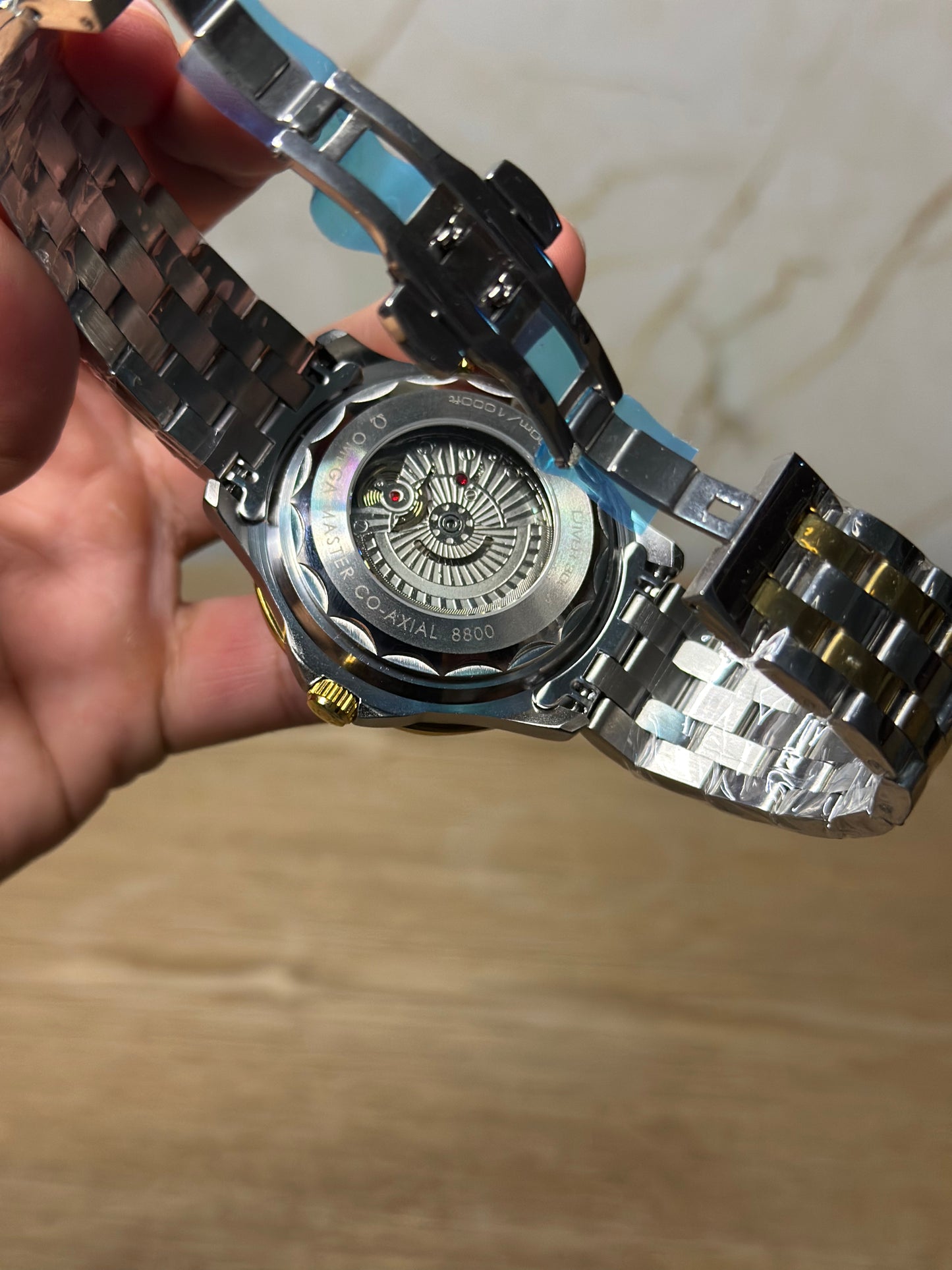 Omega Seamaster Diver AUTOMATICO fondo verde bisel dorado pulsera metalica