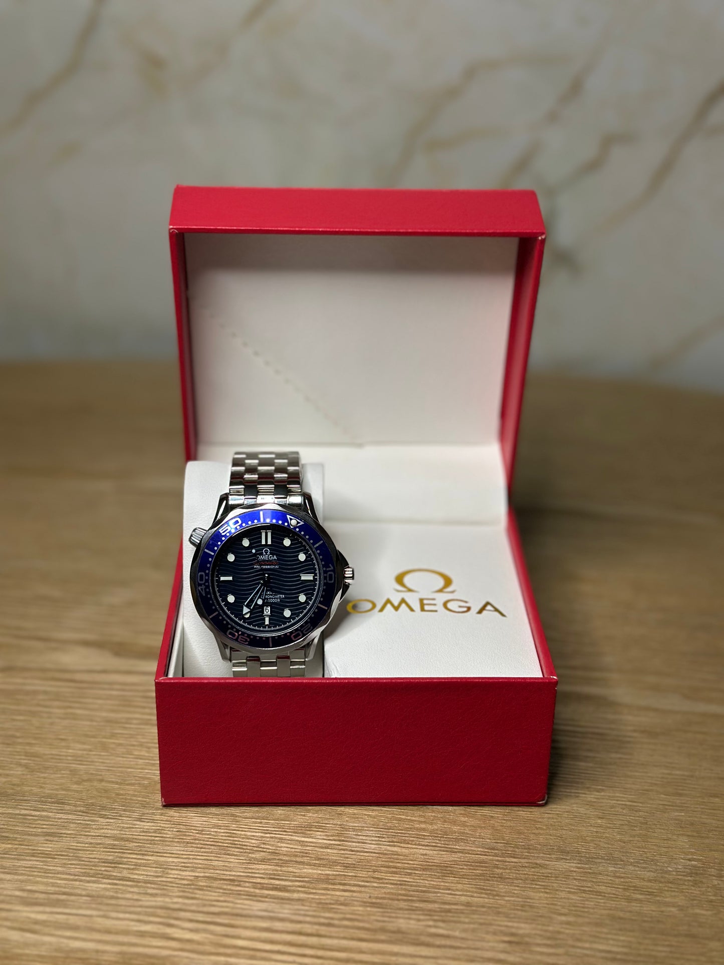 Omega Seamaster Diver AUTOMATICO fondo azul marino bisel azul pulsera metalica