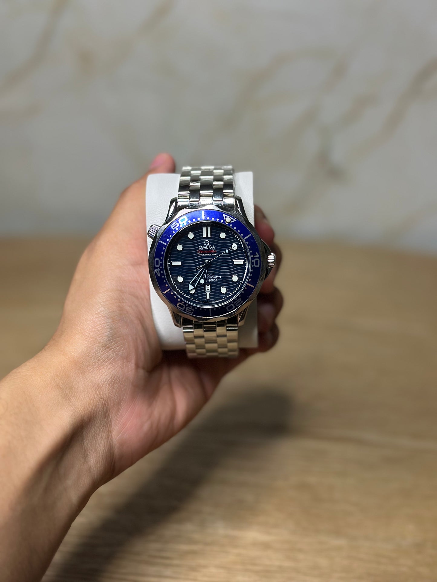 Omega Seamaster Diver AUTOMATICO fondo azul marino bisel azul pulsera metalica