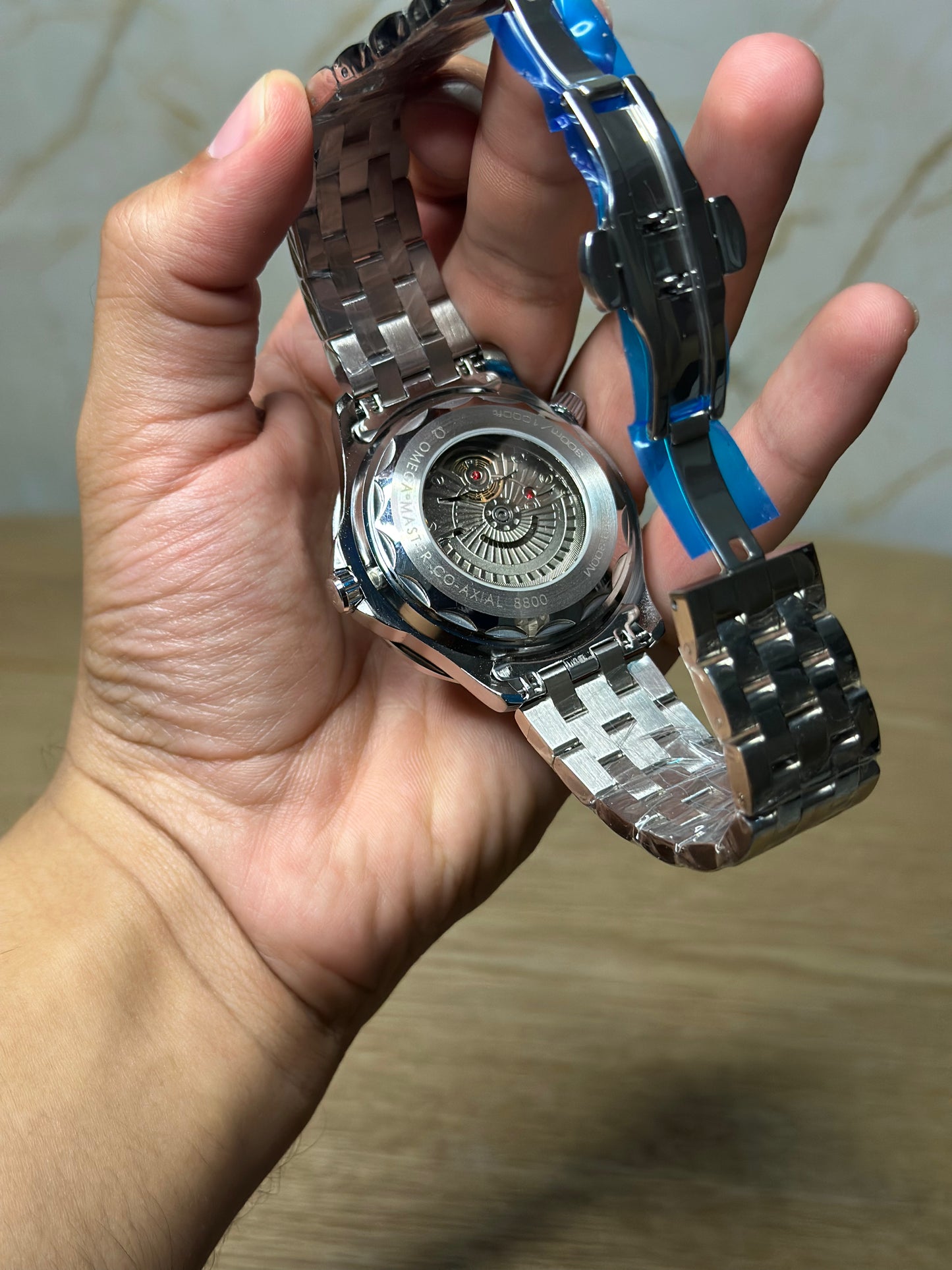 Omega Seamaster Diver AUTOMATICO fondo azul marino bisel azul pulsera metalica