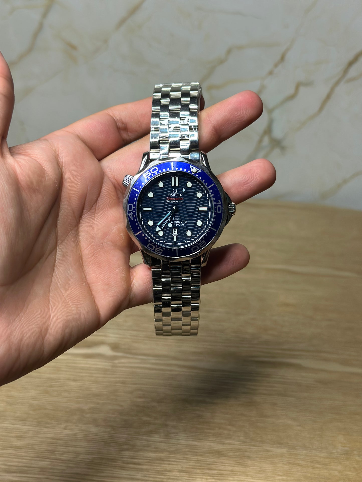 Omega Seamaster Diver AUTOMATICO fondo azul marino bisel azul pulsera metalica