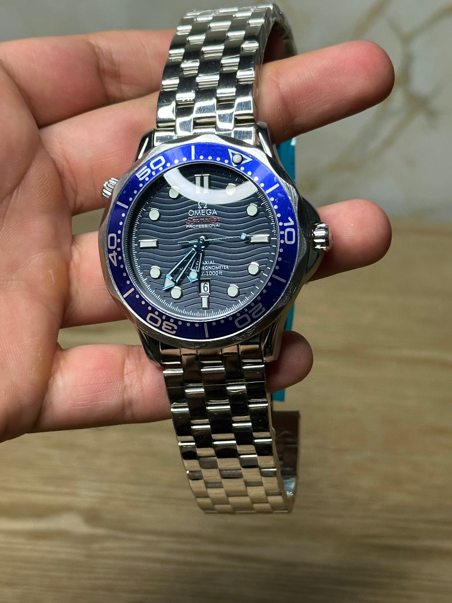 Omega Seamaster Diver AUTOMATICO fondo azul marino bisel azul pulsera metalica
