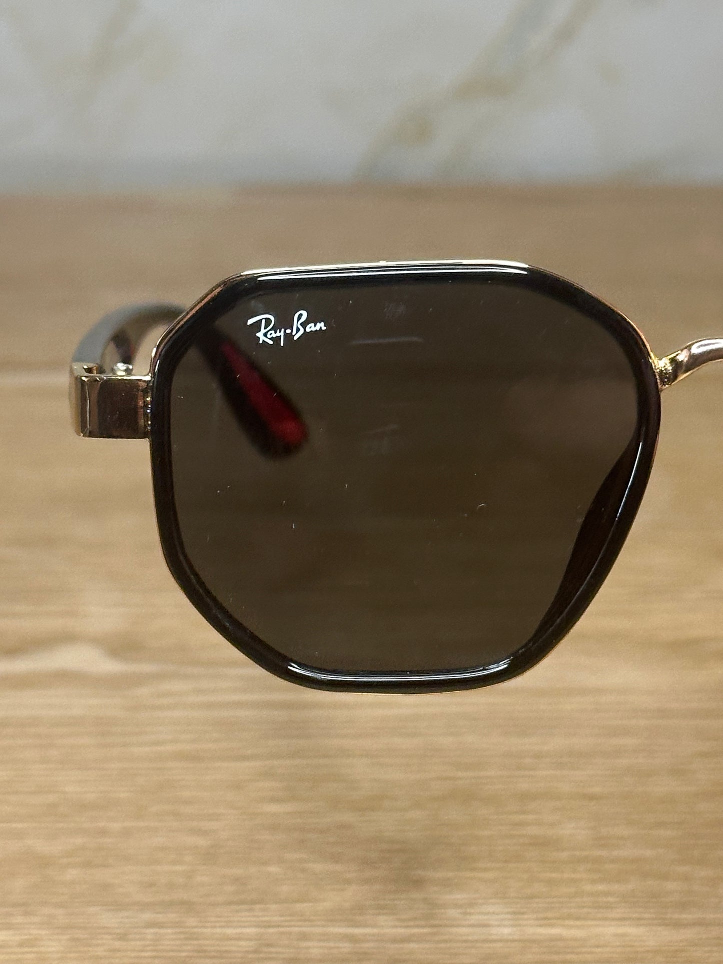 Gafas de sol ray-ban scuderia ferrari doradas con negro polarizadas