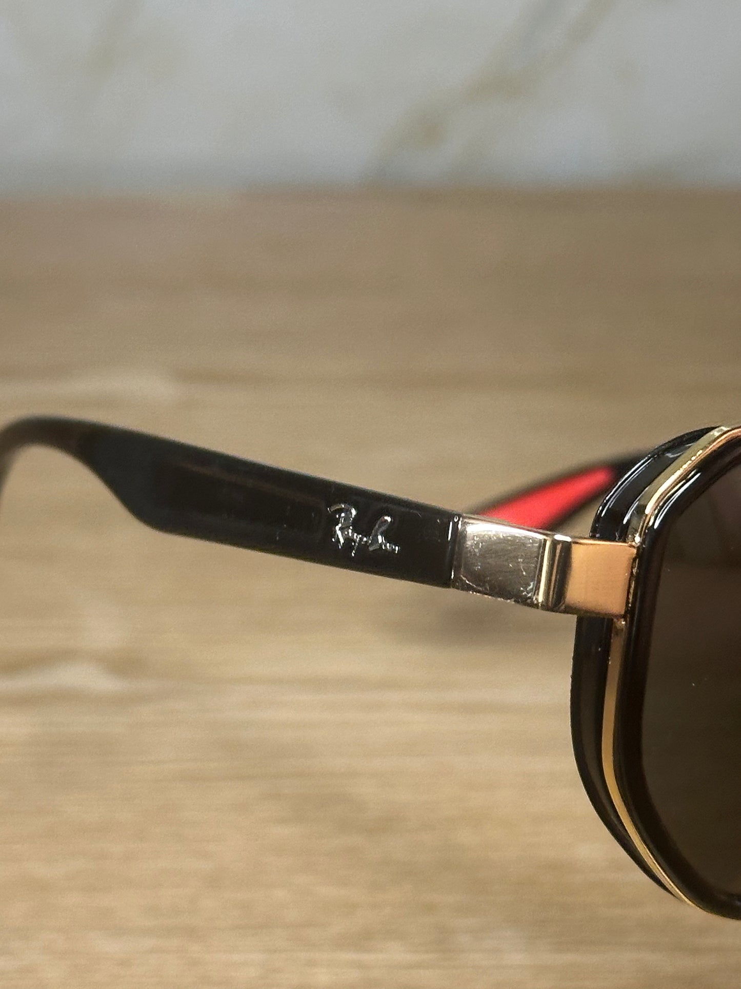 Gafas de sol ray-ban scuderia ferrari doradas con negro polarizadas