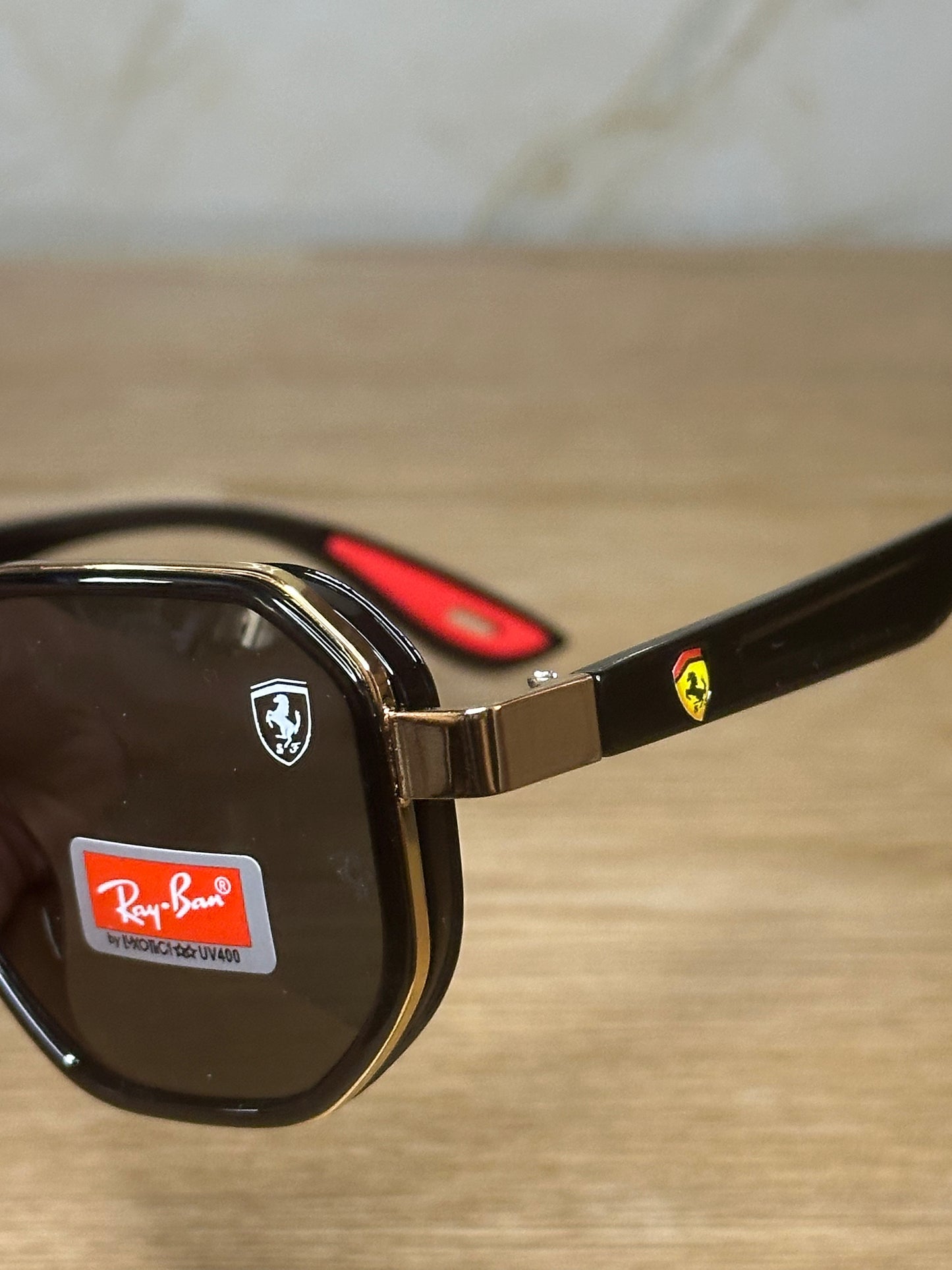 Gafas de sol ray-ban scuderia ferrari doradas con negro polarizadas