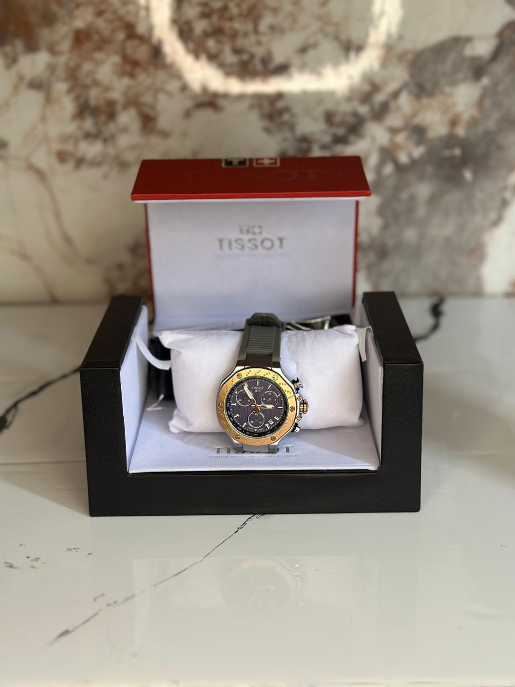 Reloj Tissot edición especial MOTO GP fondo oscuro azul correa gris