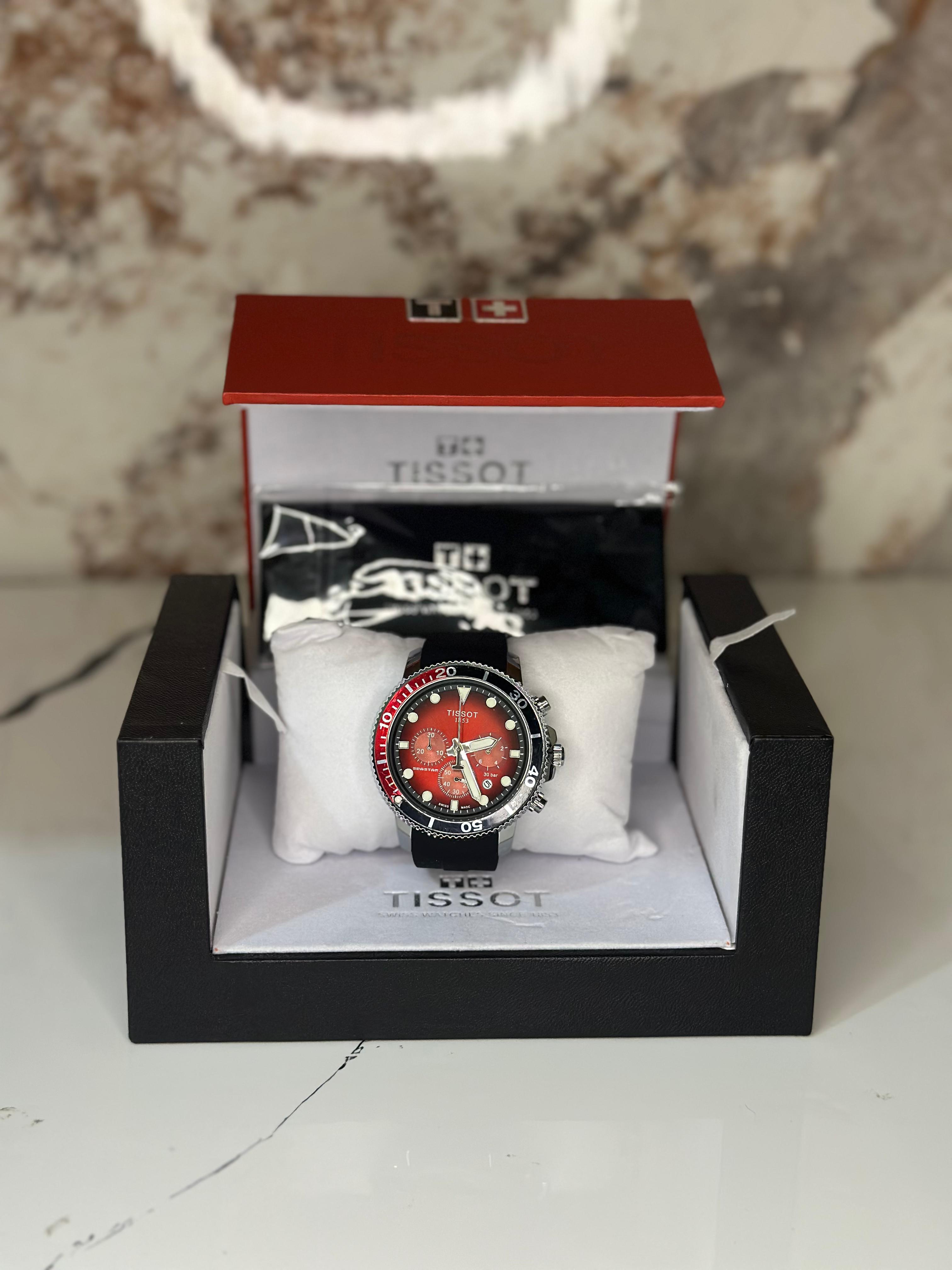 Reloj Tissot seastar 40mm correa de goma oscura fondo rojo