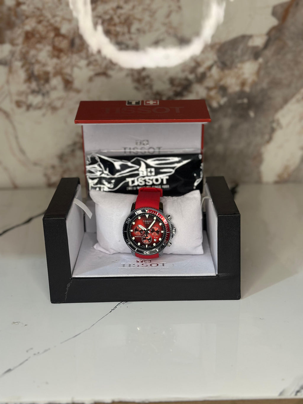 Reloj Tissot seastar 40mm correa roja fondo rojo