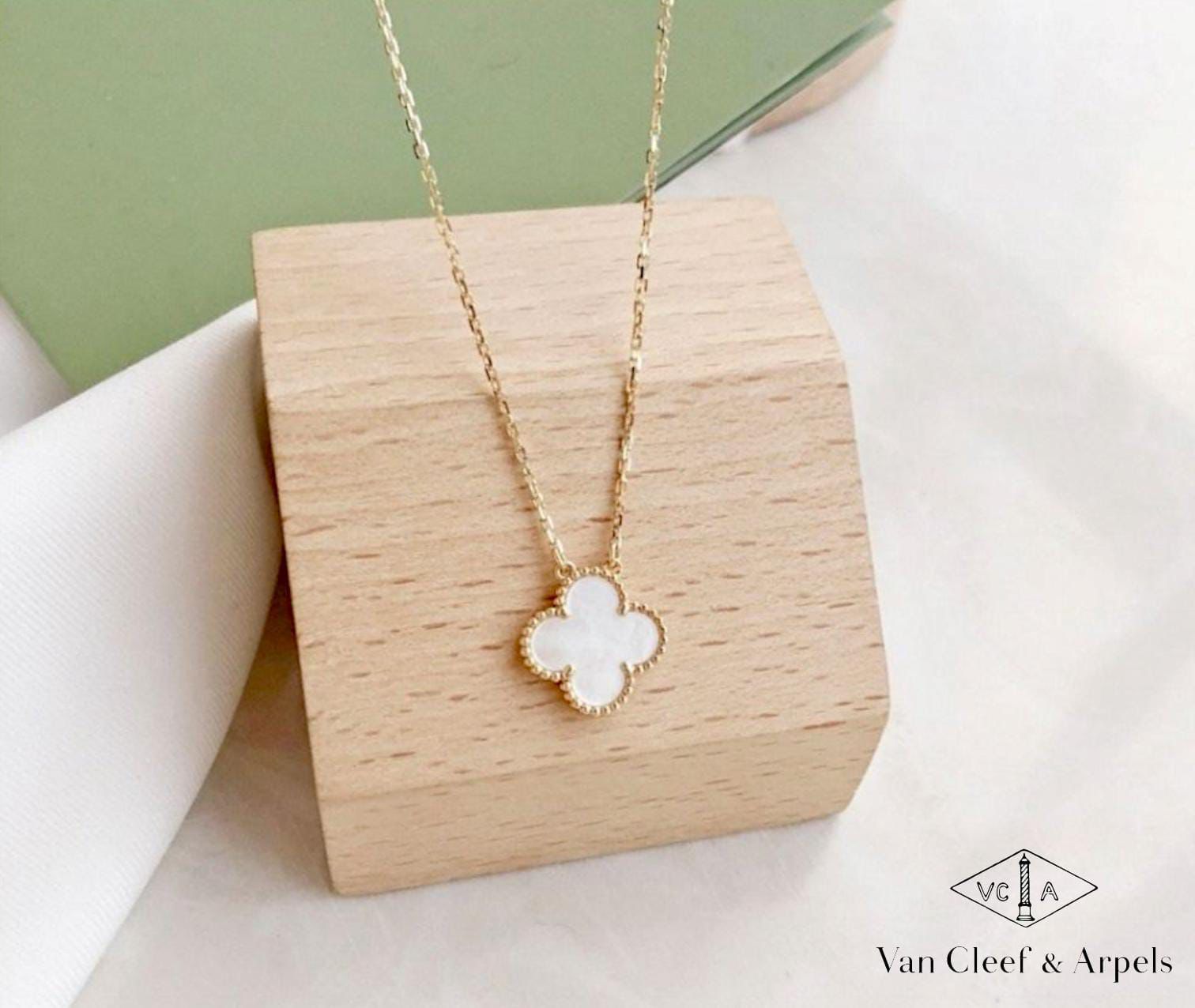 collar van cleef blanca (con caja y certificados)