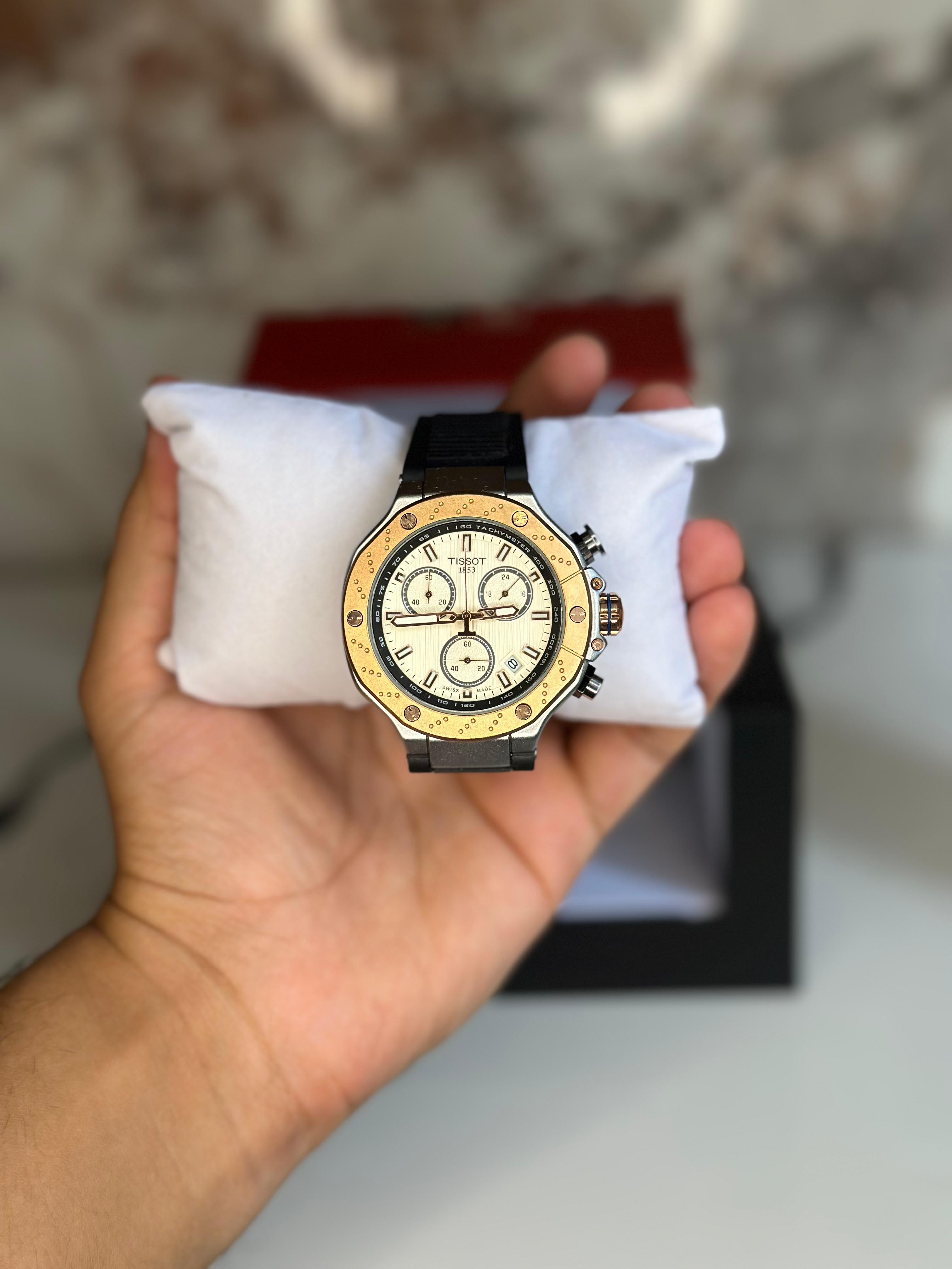 Reloj Tissot edición especial MOTO GP fondo blanco correa oscura bisel dorado y plateado
