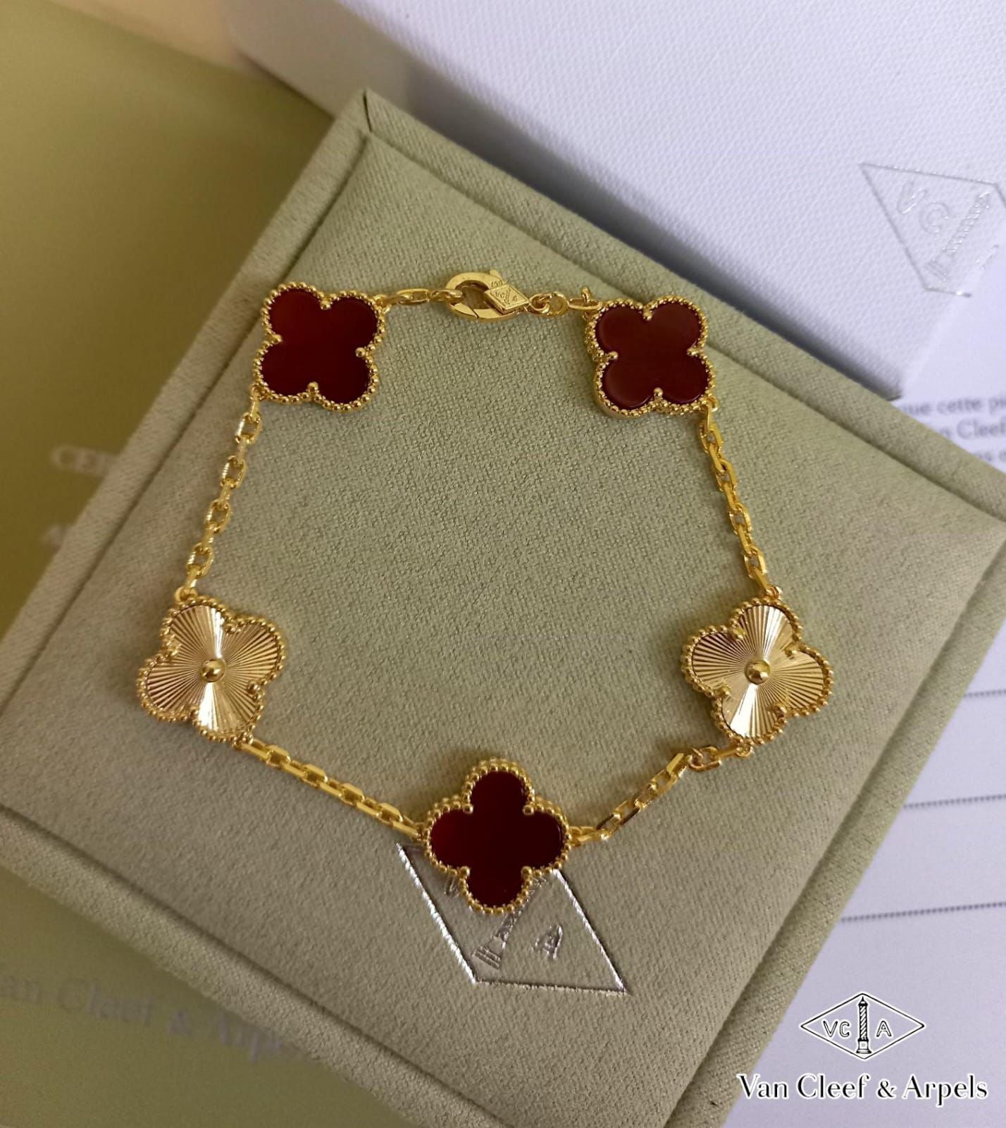 Pulsera van cleef roja con dorado (con caja y certificados)