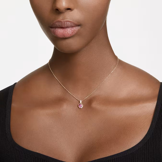 Colgante Chroma Corazón,Swarovski  rojo, bañado en tono dorado