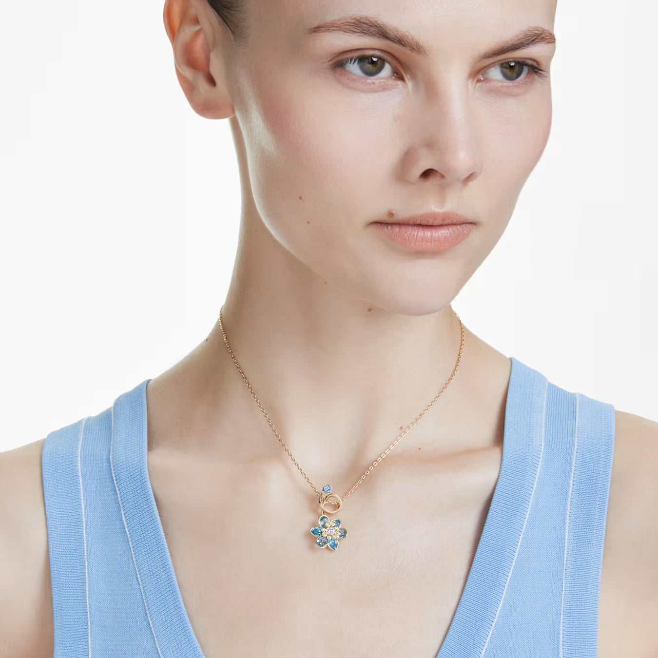 Colgante SWAROVSKI Idyllia Tallas mixtas, Flor, Azul, Baño tono oro