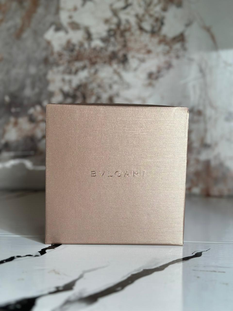 RELOJ BULGARI PLATEADO CON FONDO BLANCO