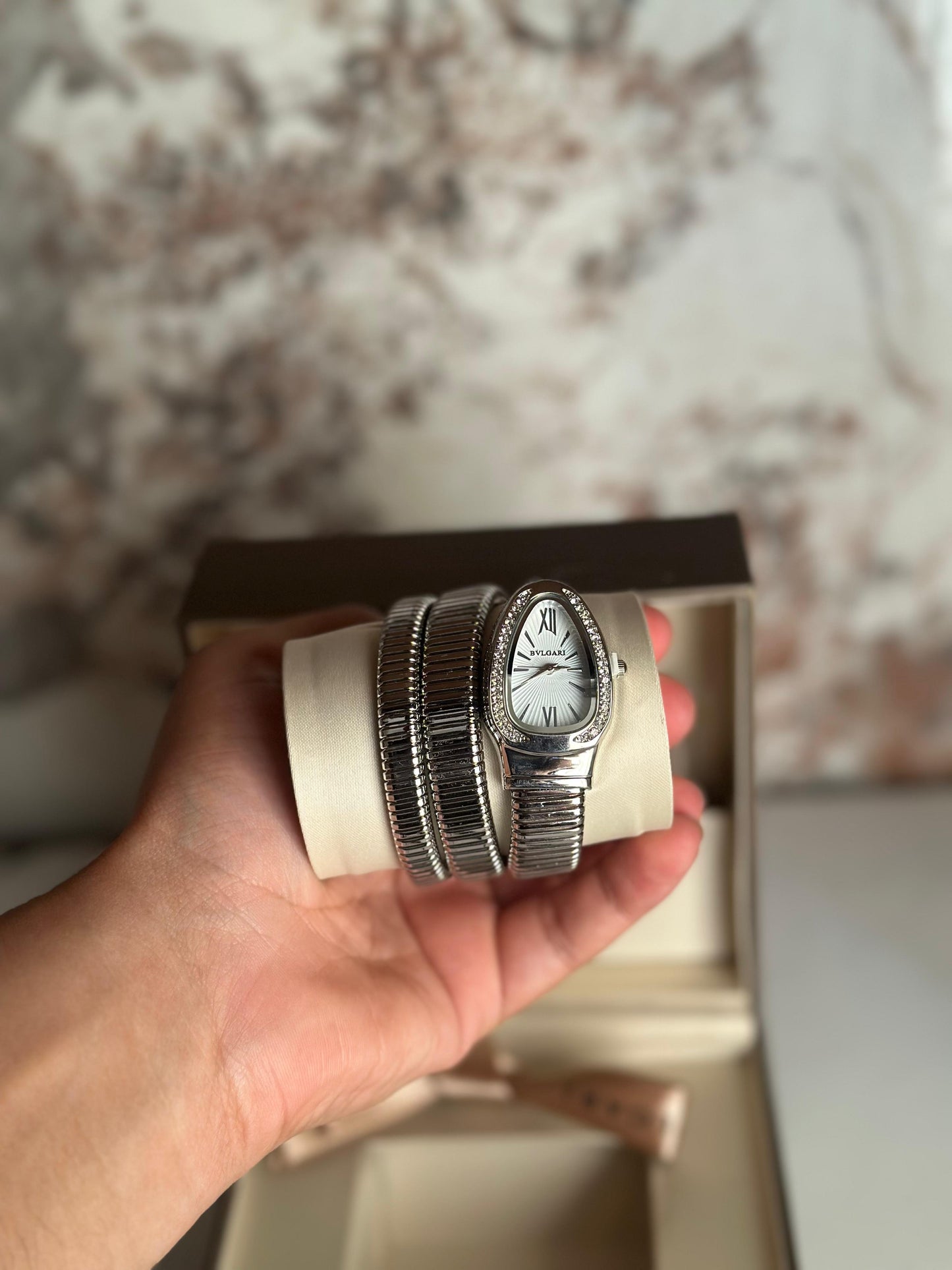 RELOJ BULGARI PLATEADO CON FONDO BLANCO
