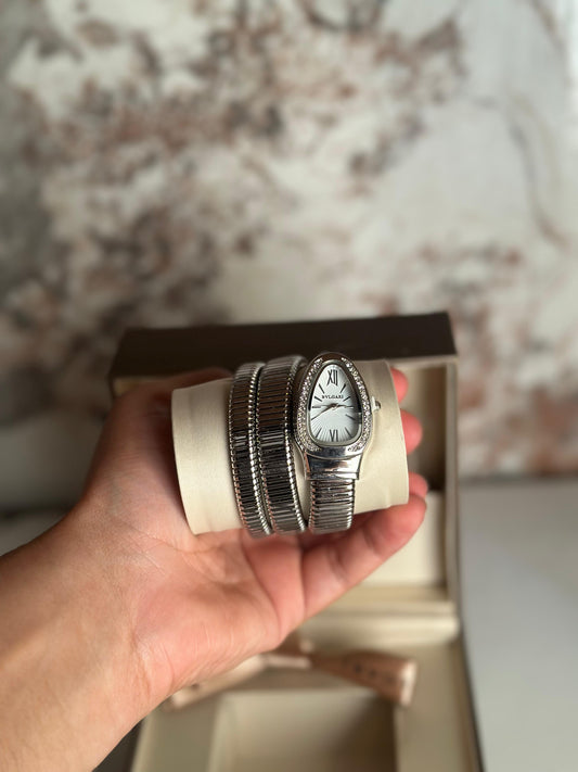 RELOJ BULGARI PLATEADO CON FONDO BLANCO