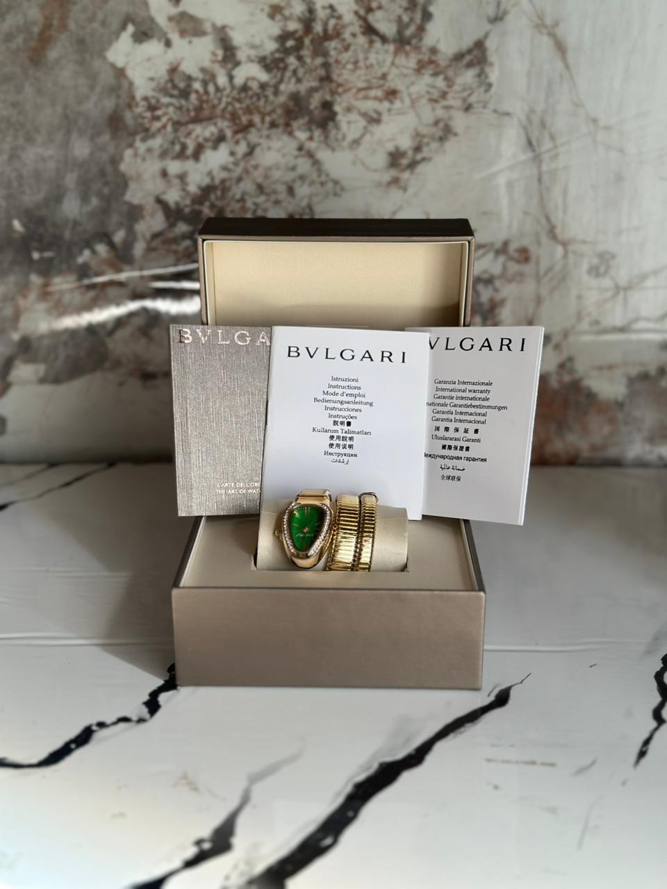 RELOJ BULGARI DORADO FONDO VERDE